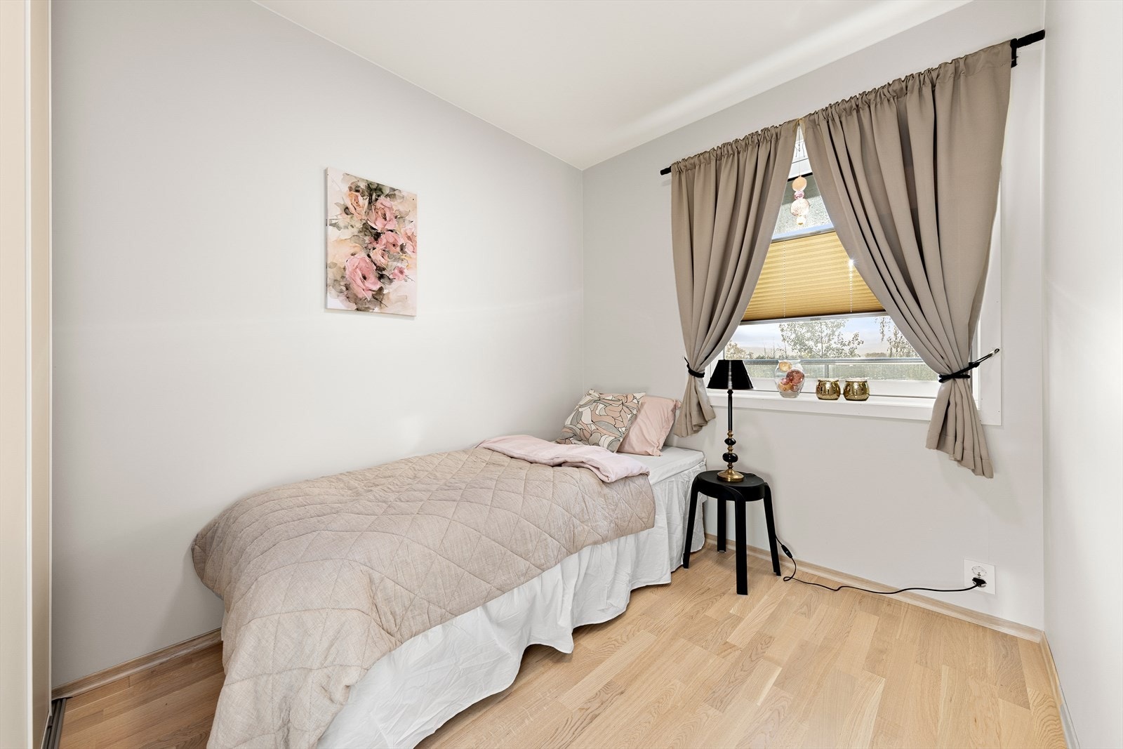 Her er det plass til seng og nattbord. Galleribilde