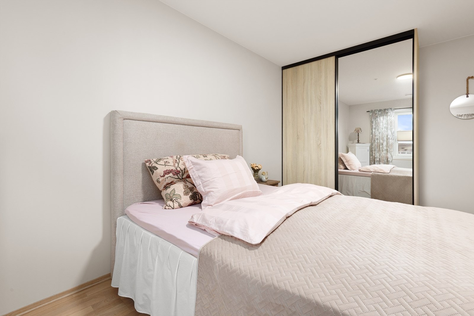 Det er skyvedørsgarderobe til oppbevaring. Galleribilde