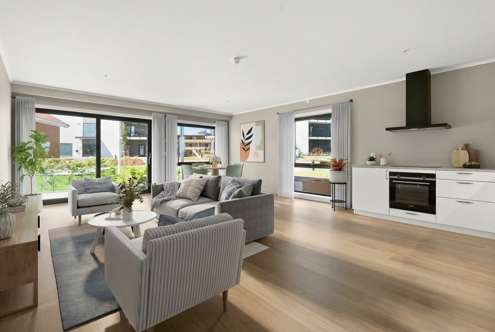 Romslig stue med åpen kjøkkenløsning Galleribilde