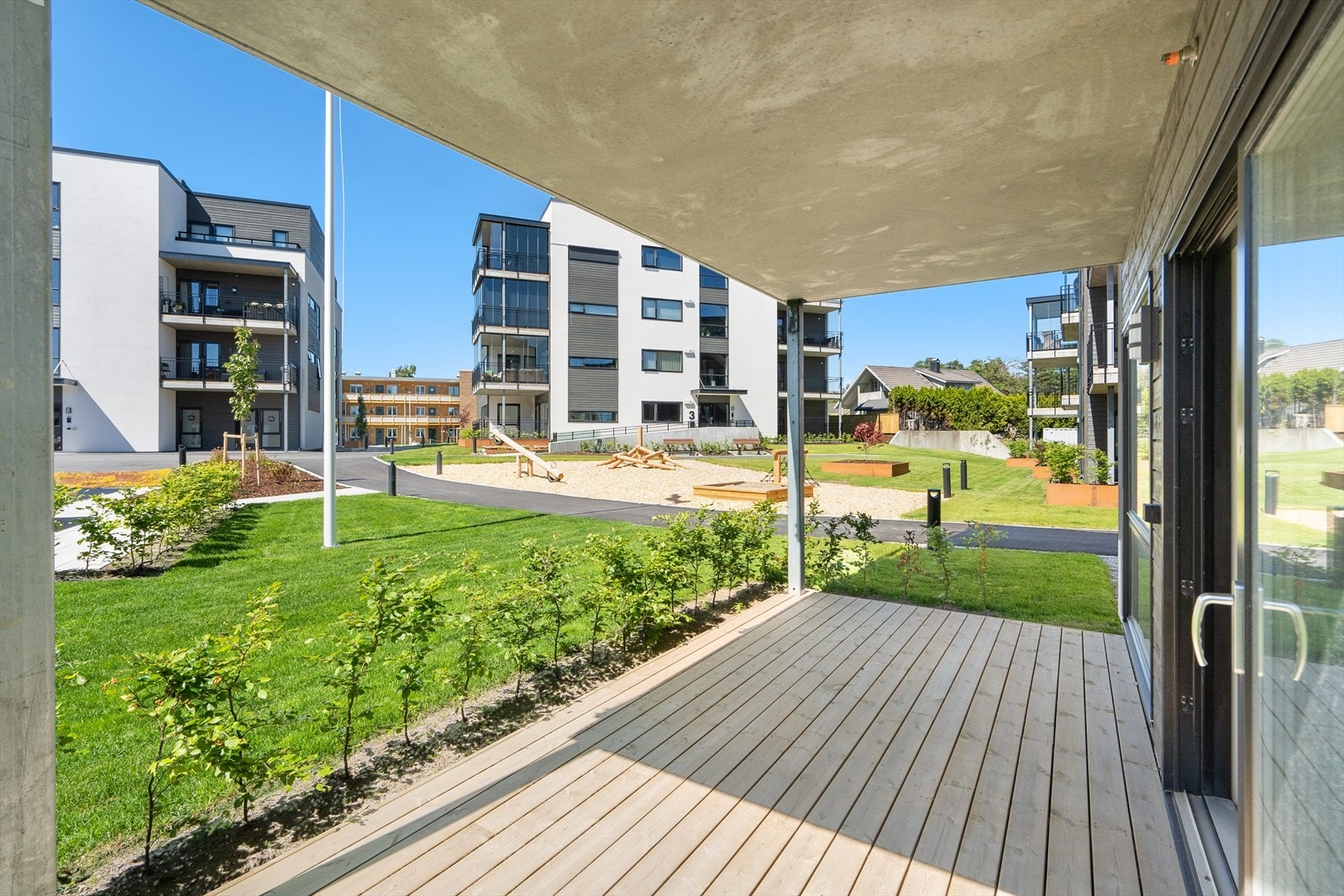 Leiligheten ligger i 1. etasje og har overbygget terrasse med adkomst ut til flotte fellesarealer på tunet. Galleribilde