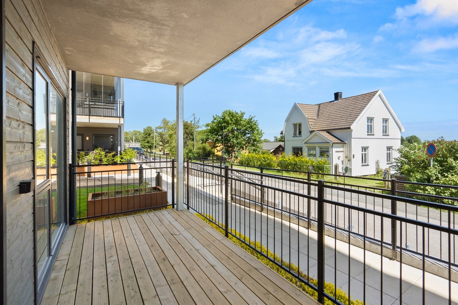 Ut for soverommet er det terrasse med morgensol Galleribilde