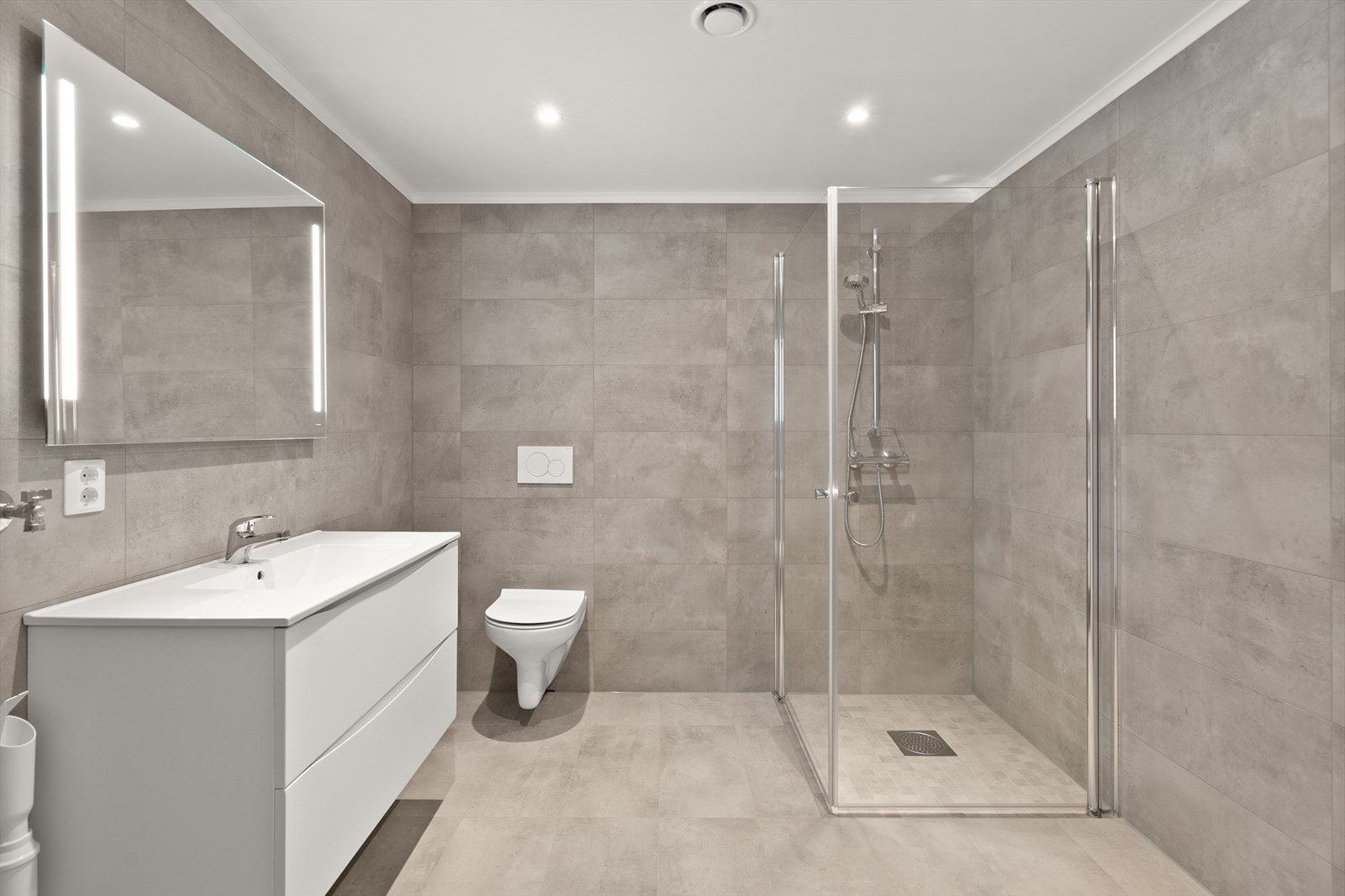 Romslig flislagt bad/wc/vaskerom Galleribilde