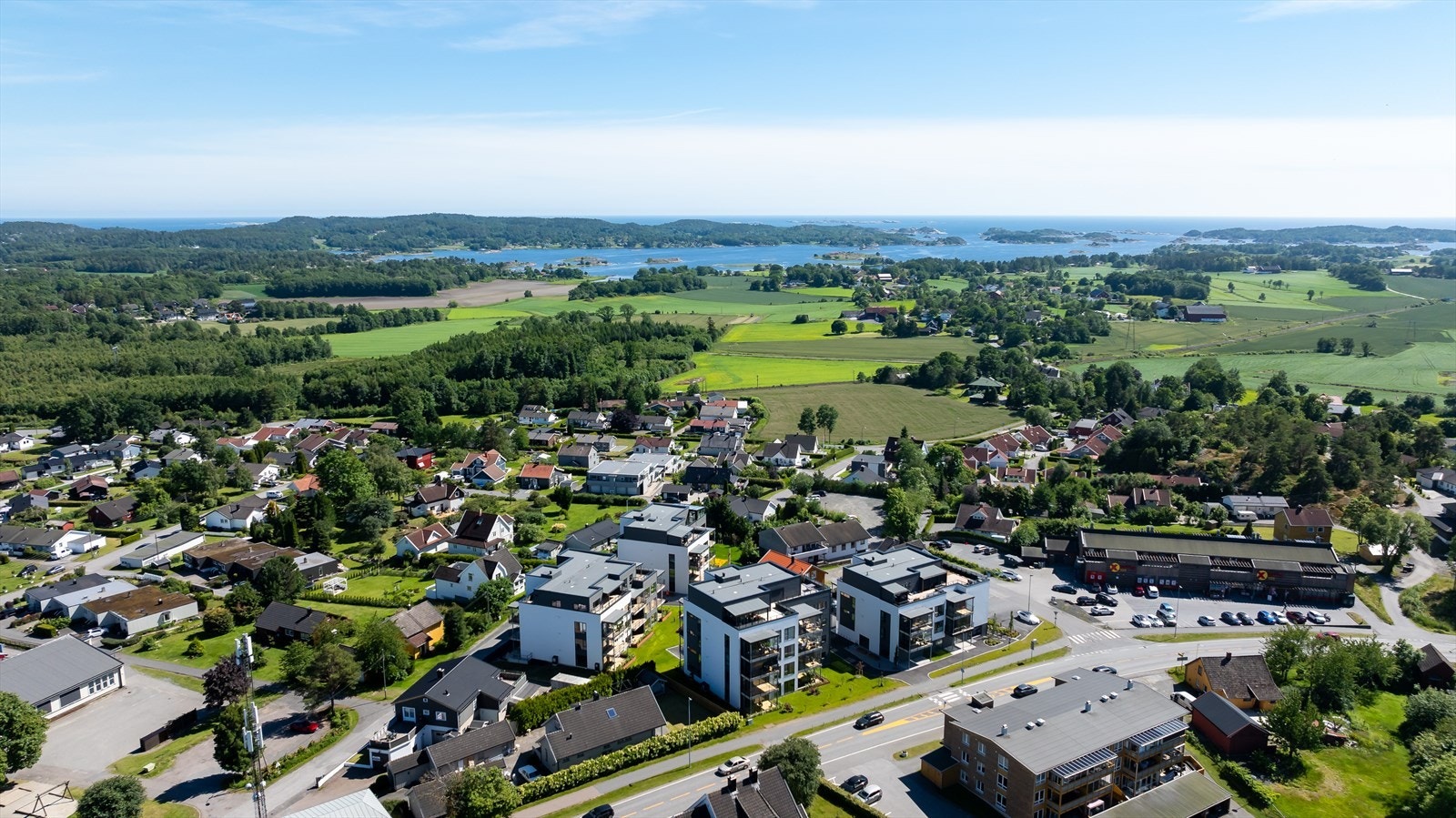 Det er kort vei til fine turområder og flott badestrand på Bjønnes Galleribilde