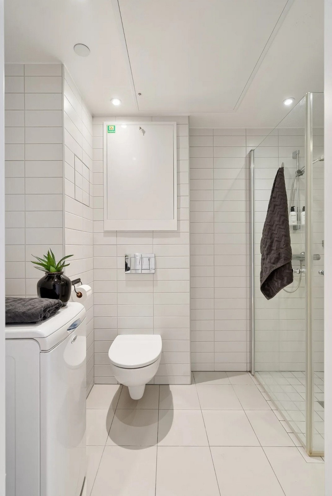 Flislagt bad med hjørnedusj, vegghengt toalett og servant m/innredning. Foto: Henning Thoresen Galleribilde