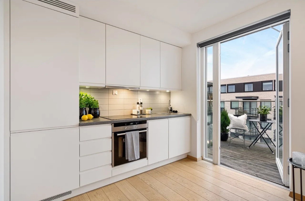 Kjøkken i hvite fronter med god skap- og benkeplass. Foto: Henning Thoresen Galleribilde