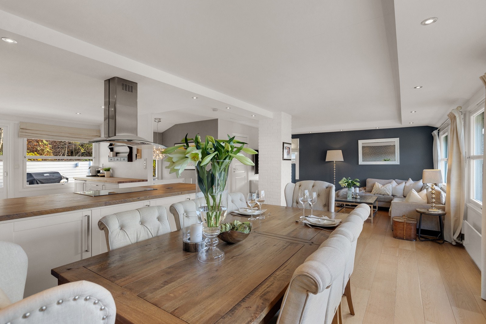 Fiolveien 44 er en attraktiv og innholdsrik familiebolig beliggende i et rolig og svært ettertraktet boligområde på Kolsås. Galleribilde