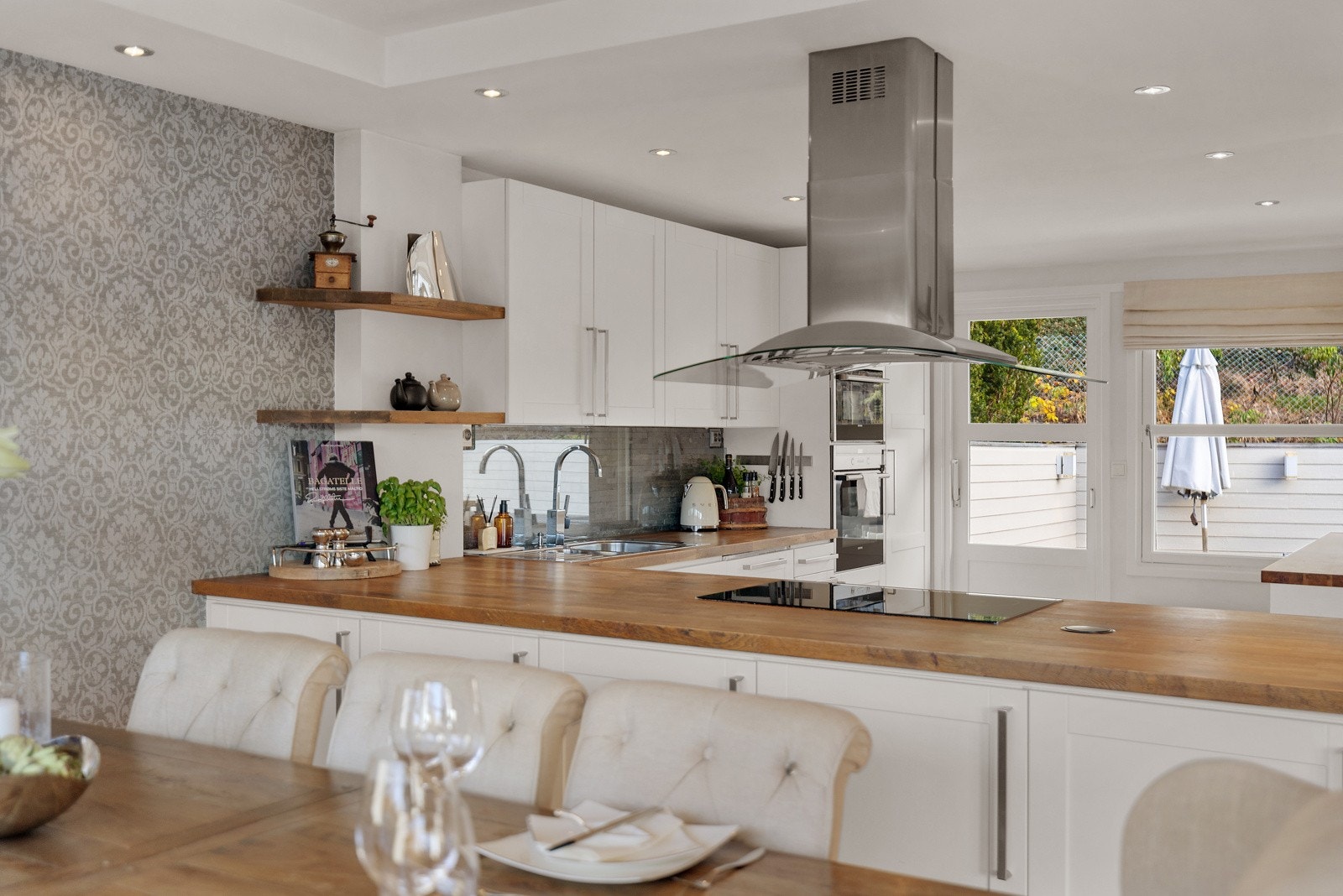 Klassik moderne kjøkkeninnredning fra 2010 med glatte fronter og benkeplater i heltre. Galleribilde