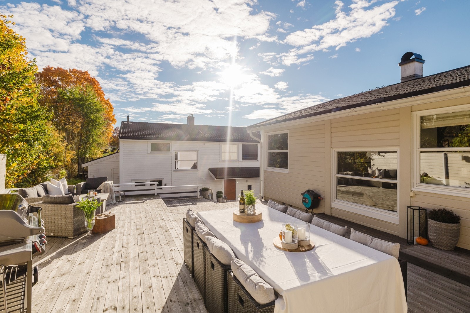 Her får du det beste av to verdener - et barnevennlig boligområde, en pent opparbeidet og velstelt tomt samt privatliv med egen hage/terrasser. Galleribilde