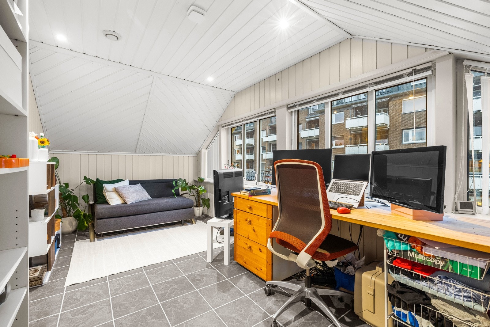 Luftig rom i toppetasjen med flere møbleringsmuligheter og hyggelig sofakrok. Galleribilde