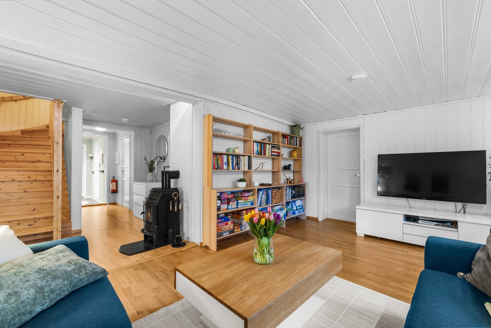 Åpen løsning med fin flyt mellom oppholdsrom og øvrige rom i første etasje. Galleribilde