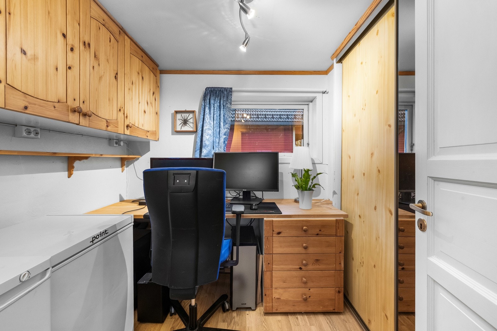 Praktisk kontor-/arbeidsrom med god oppbevaringsplass og mulighet for hjemmekontor. Galleribilde