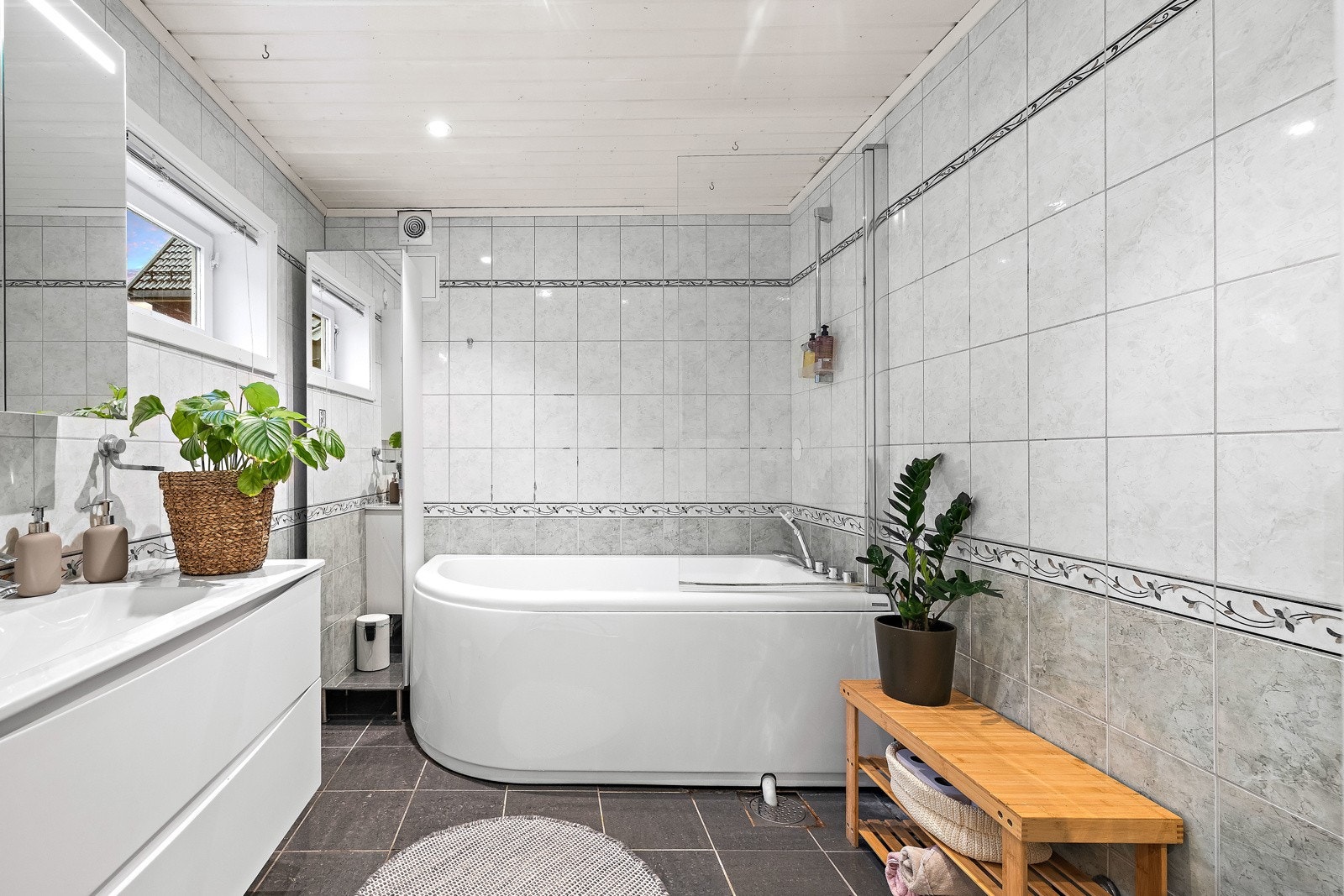 En gjennomført enebolig som byr på gode løsninger for både hverdag og familieliv. Galleribilde