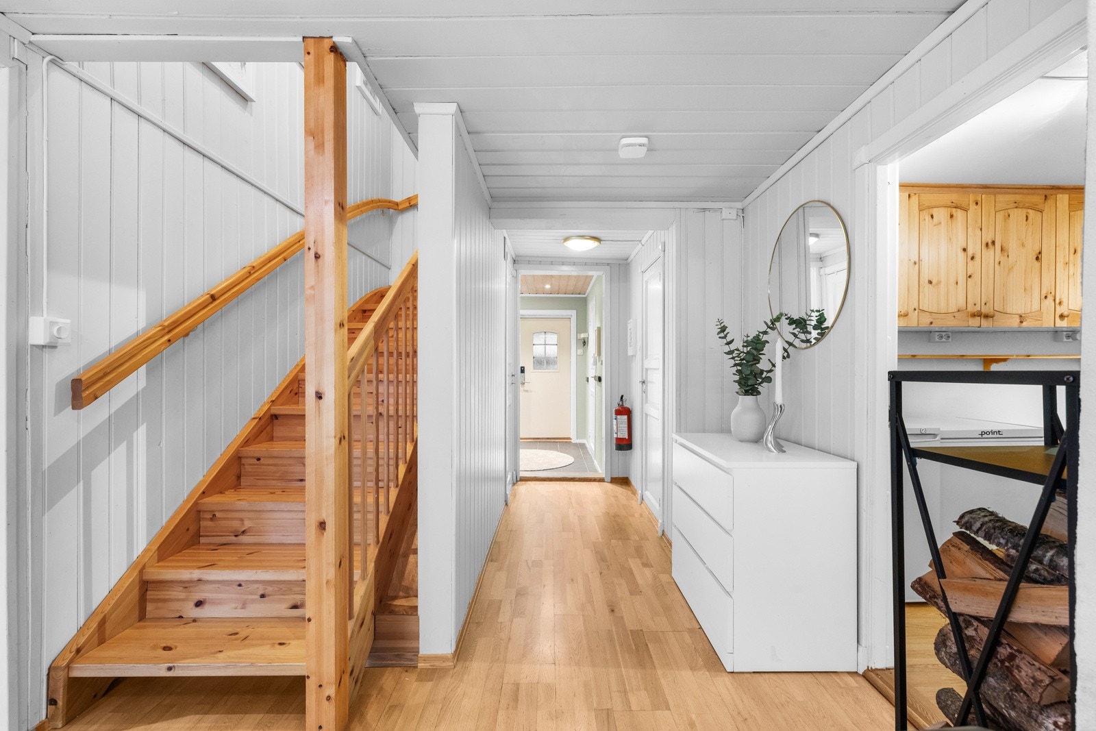 Lys og romslig gang som binder etasjene sammen på en naturlig måte. Galleribilde