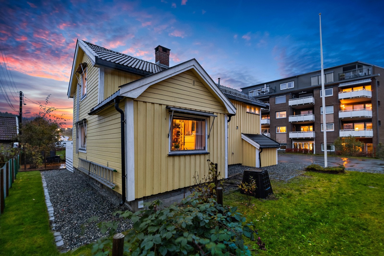 Faldalsveien 10 har en attraktiv og sentral beliggenhet i et veletablert og rolig boligområde i Fetsund. Galleribilde