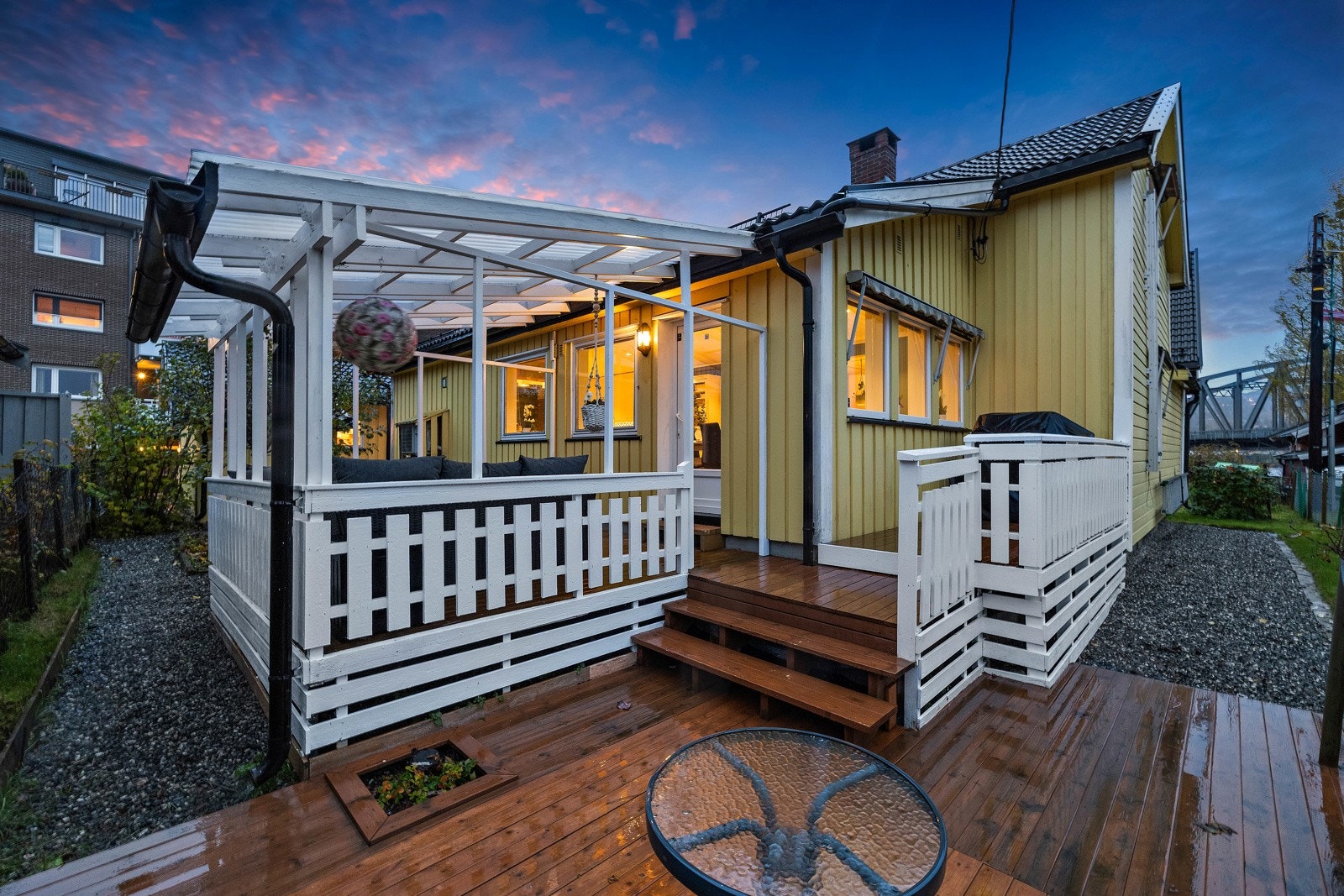 Koselig uteområde med overbygget terrasse som forlenger sesongen. Galleribilde