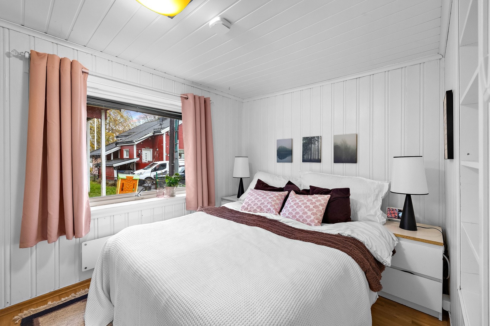 Lyst og trivelig soverom med gode lysforhold og plass til dobbeltseng. Galleribilde