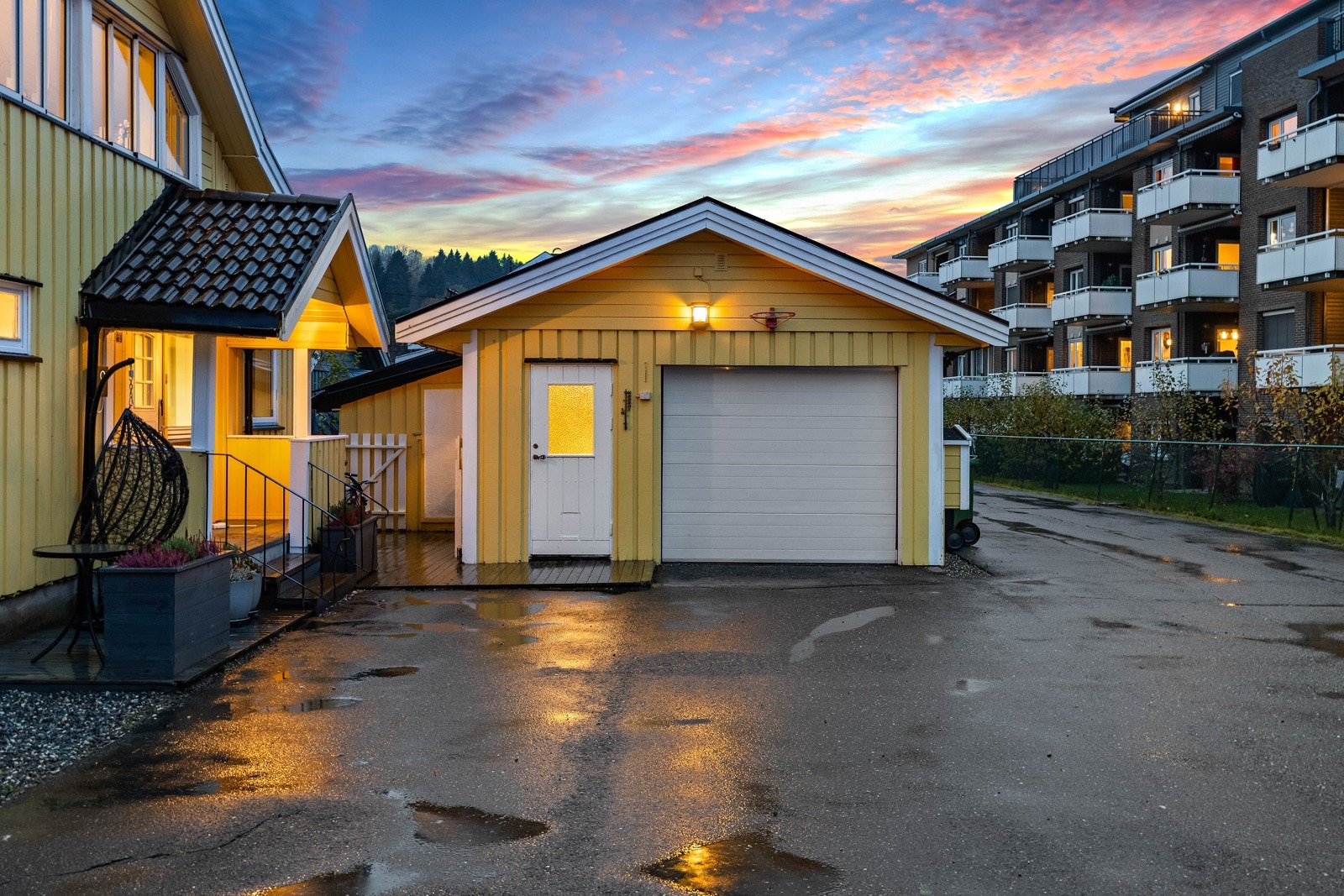 Eiendommen ligger skjermet til i et hyggelig nabolag med lite gjennomgangstrafikk, noe som bidrar til et trygt og behagelig bomiljø. Her bor man sentralt, samtidig som man har nærhet til grønne omgivelser og gode uteområder. Galleribilde