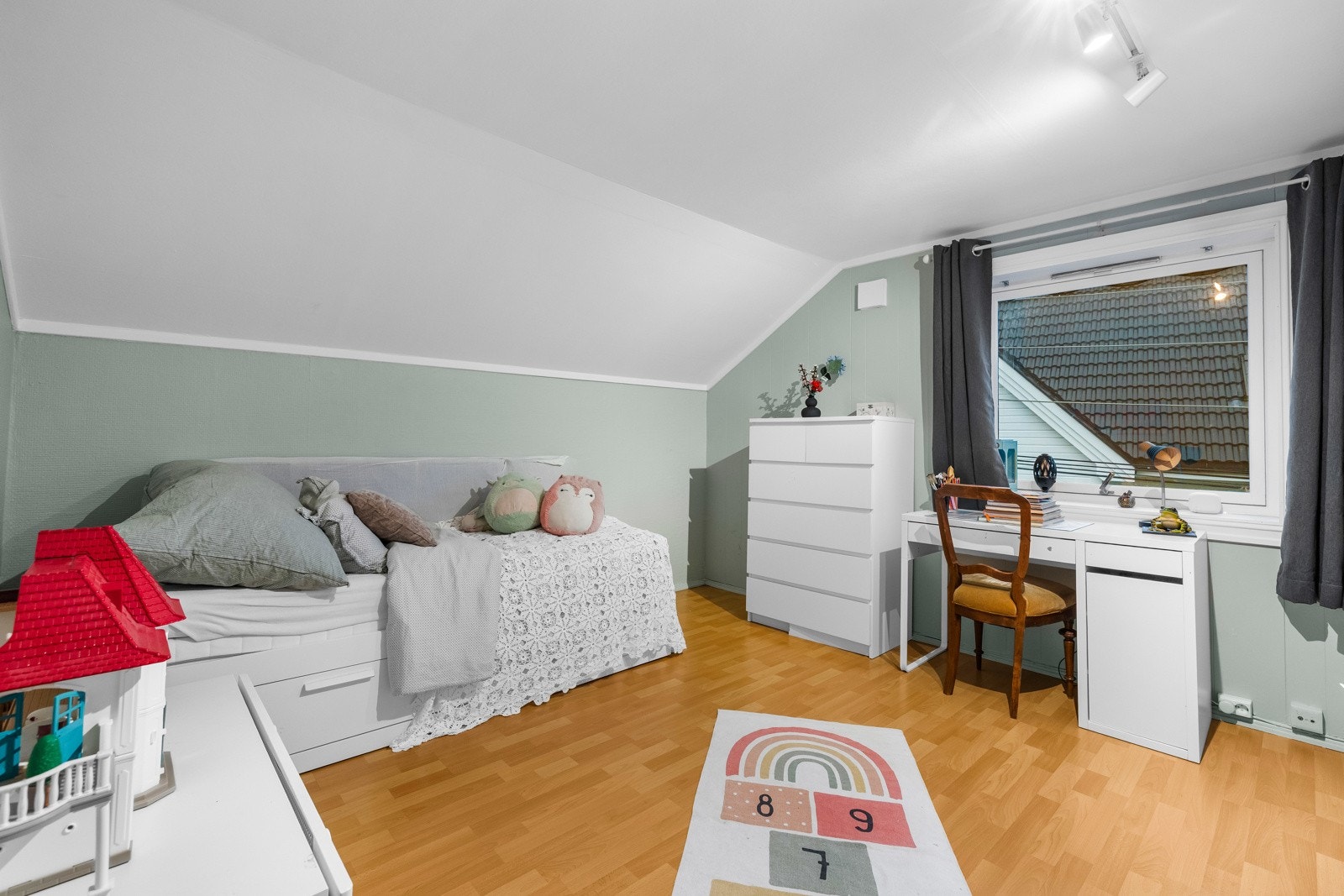 Soverom med god plass til seng og ønsket møblement. Galleribilde