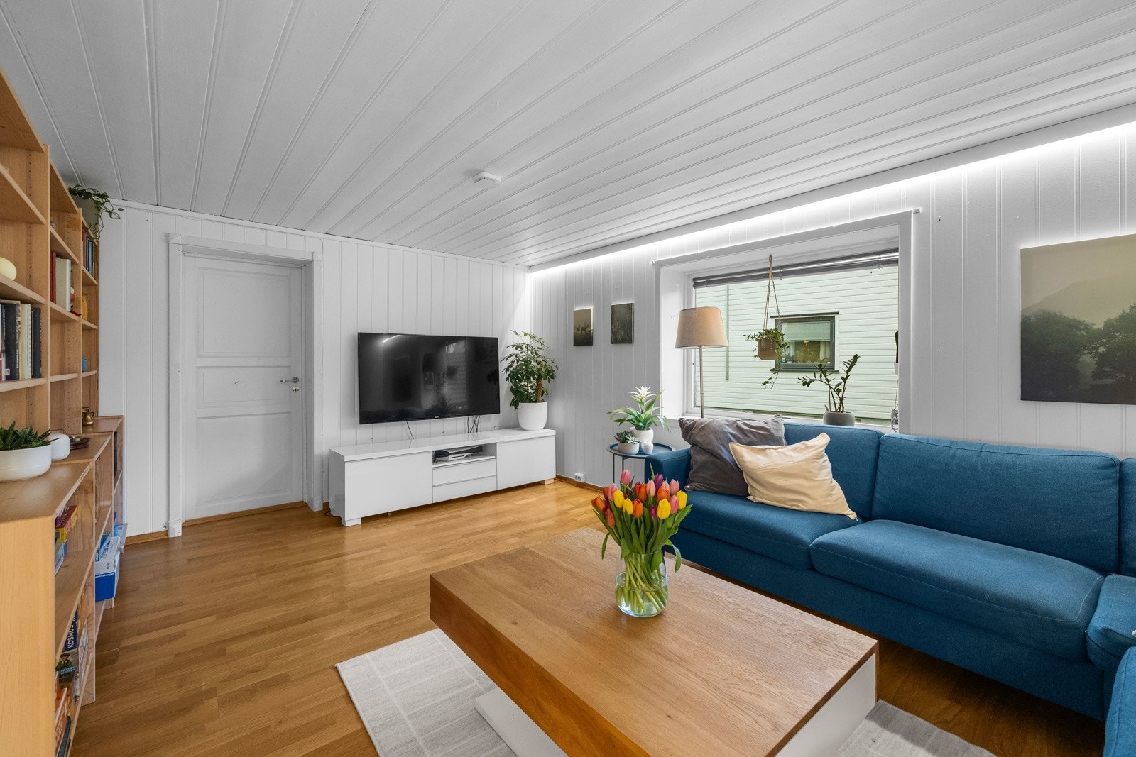 Stuen har gjennomgående lyse overflater og tidløse materialvalg som gir et moderne og behagelig uttrykk. Galleribilde