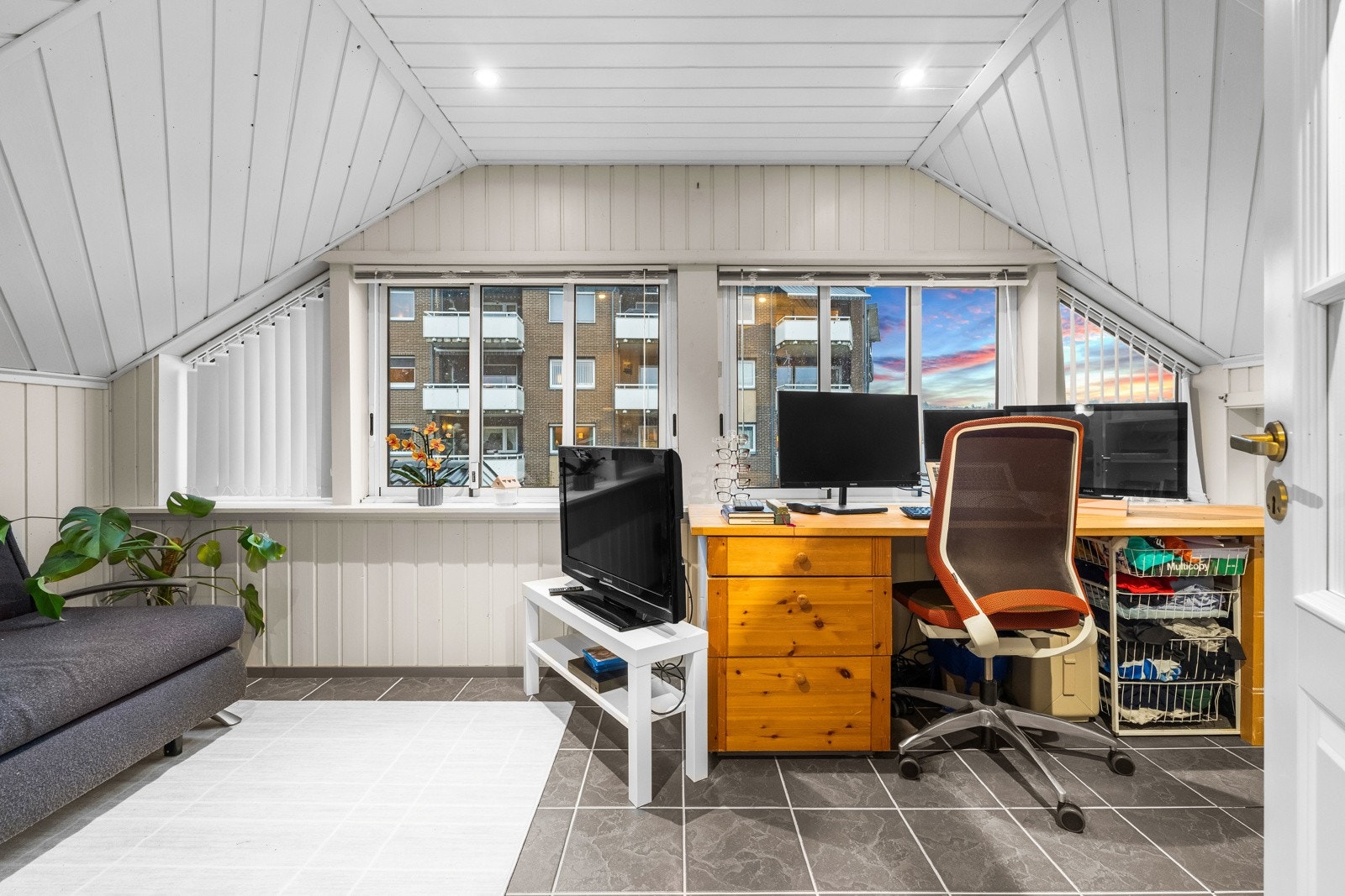 Loftstue med store vindusflater og fleksibel planløsning, egnet som TV-stue, lekerom eller arbeidsplass. Galleribilde