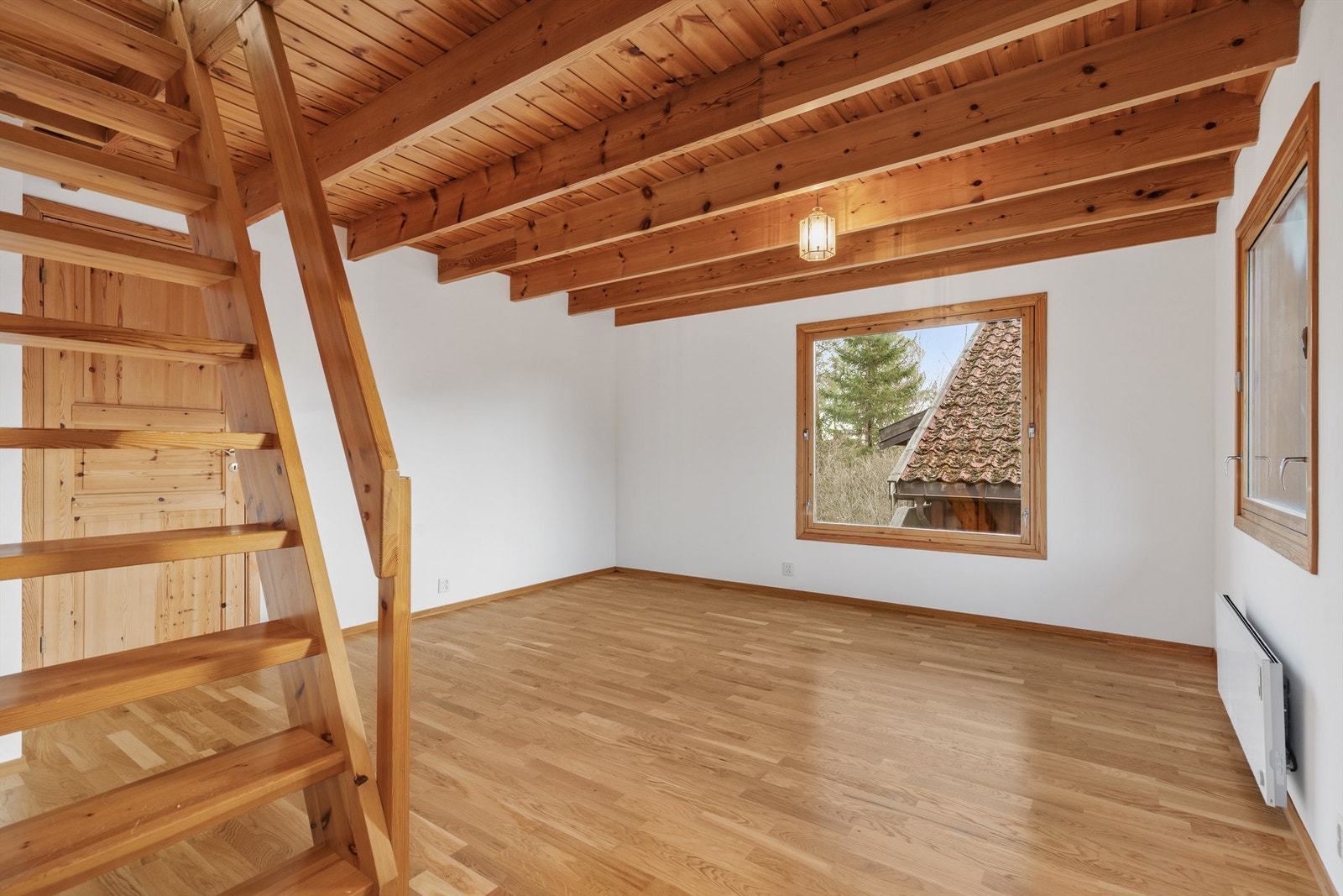 Stor spisestue med god plass til stort spisebord. Fra spisestuen går det trapp opp til 2.etasjen og hemsen. Galleribilde