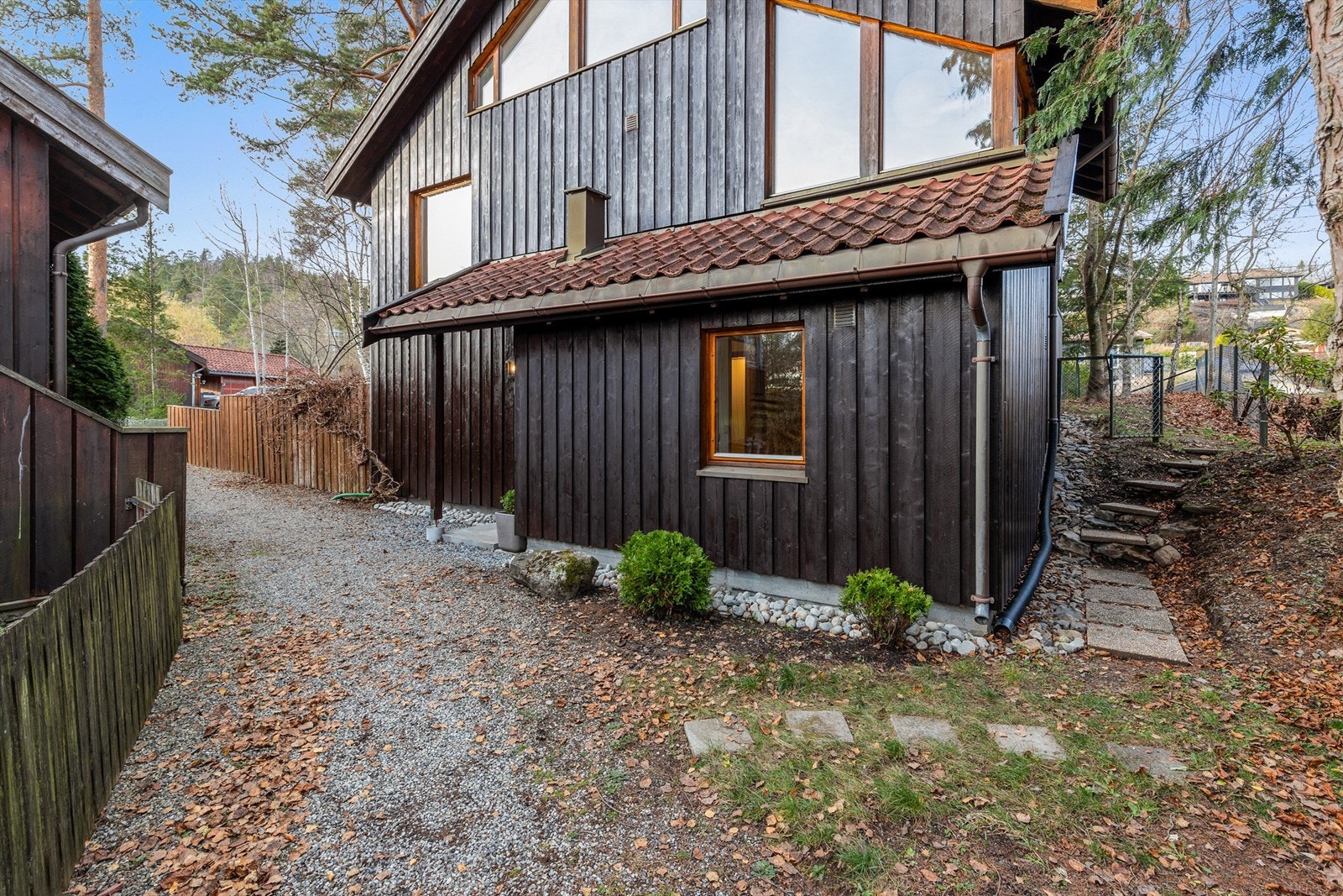 Eiertomt på 491 kvm. Tomt opparbeidet med gruslagte internveier, plenareal og diverse beplantning. Galleribilde