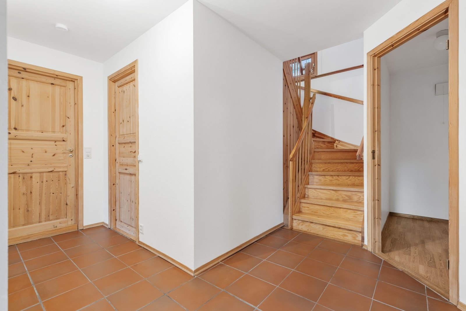 Gangen har tilgang til bod, ett soverom, vaskerom og bad. Fra gangen går trappen opp til 1.etasje. Galleribilde