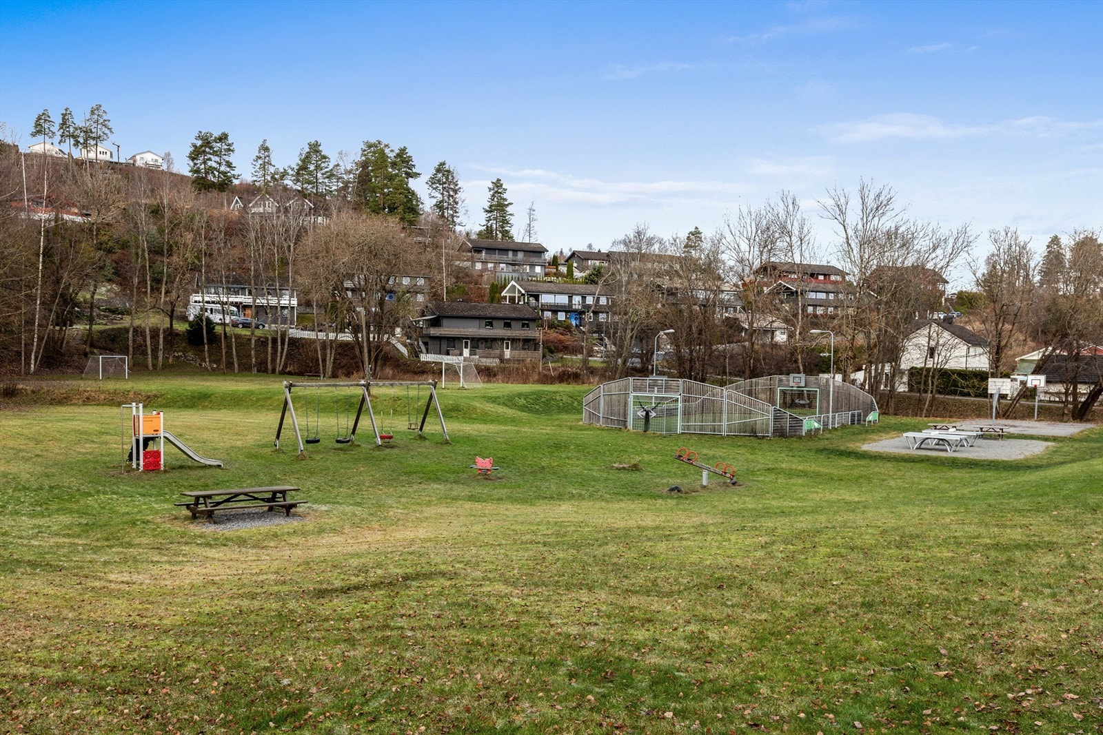 Boligen ligger fint til i et etablert og barnevennlig boligområde på Bjerkås rett ved Vollen i Asker. Her har du nærhet til skoler, barnehager, offentlig kommunikasjon, samt gode servicetilbud. Galleribilde