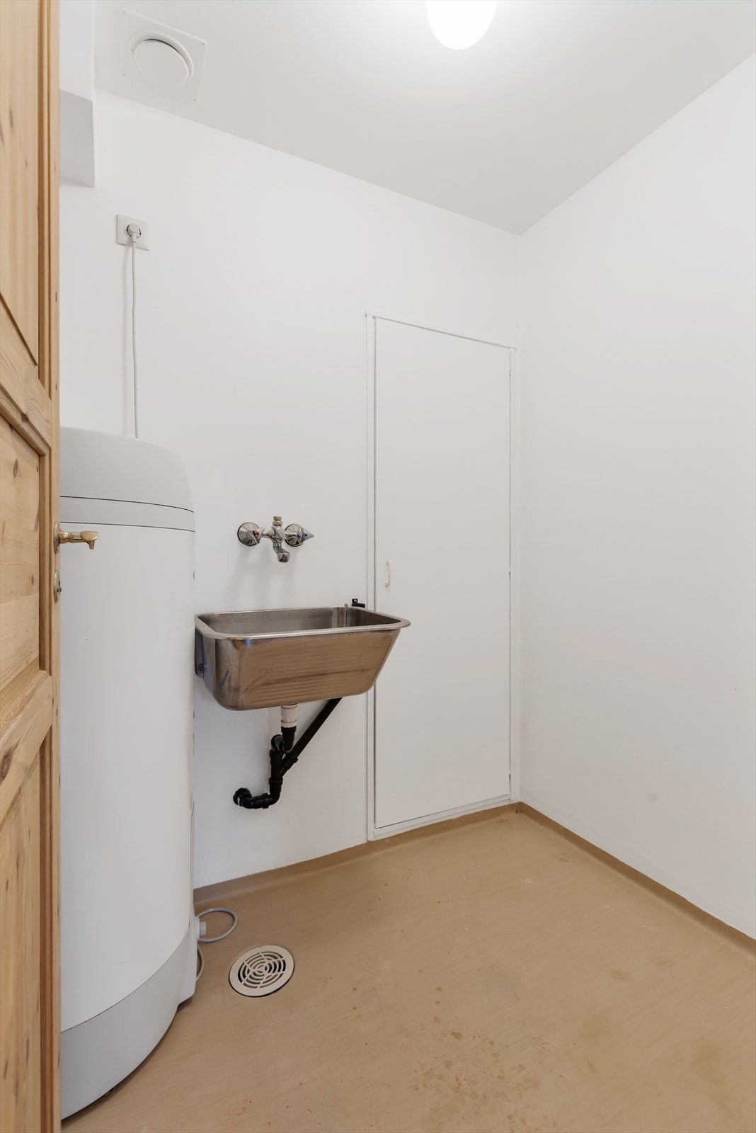 Vaskerom fra byggeår. Belegg på gulv. Slette malte vegger. Slett malt himling. Vegghengt utslagsvask med to-greps armatur. Varmtvannsbereder på 200 liter fra 2016 plassert i hjørne. Naturlig ventilasjon med fraluftsventil på vegg. Galleribilde