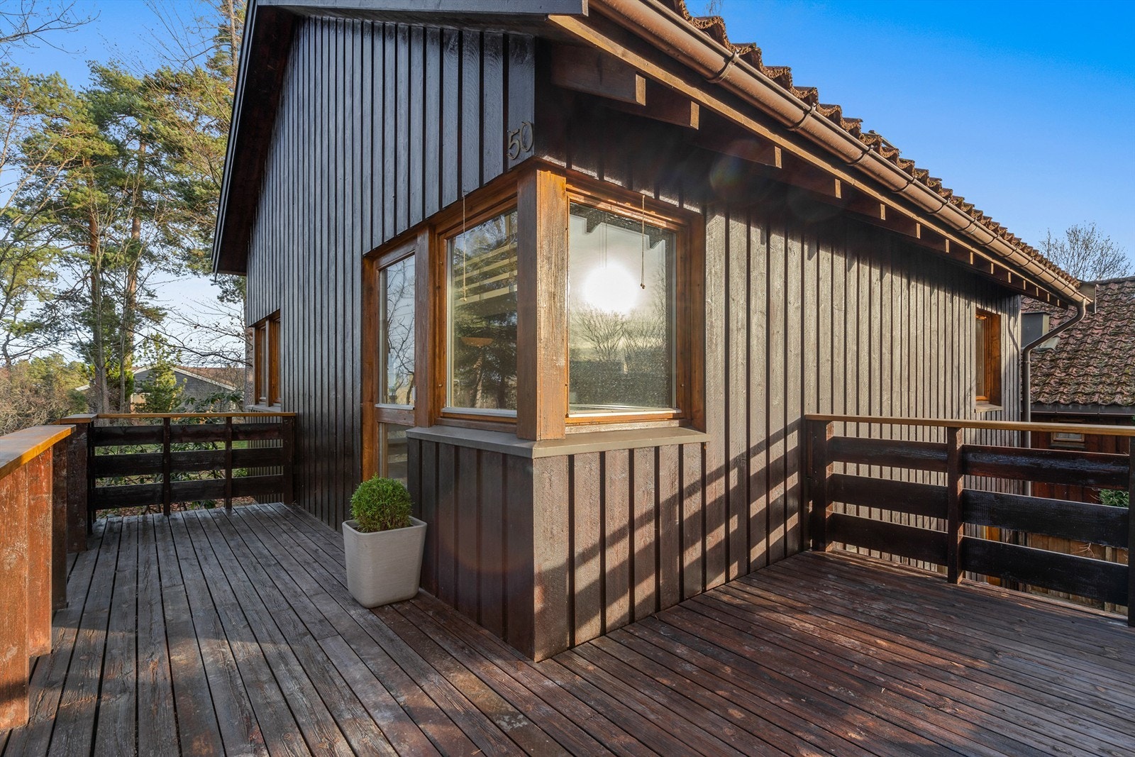 Terrassen med tilgang fra stuen. Her er det gode solforhold og plass til utemøbler. Galleribilde