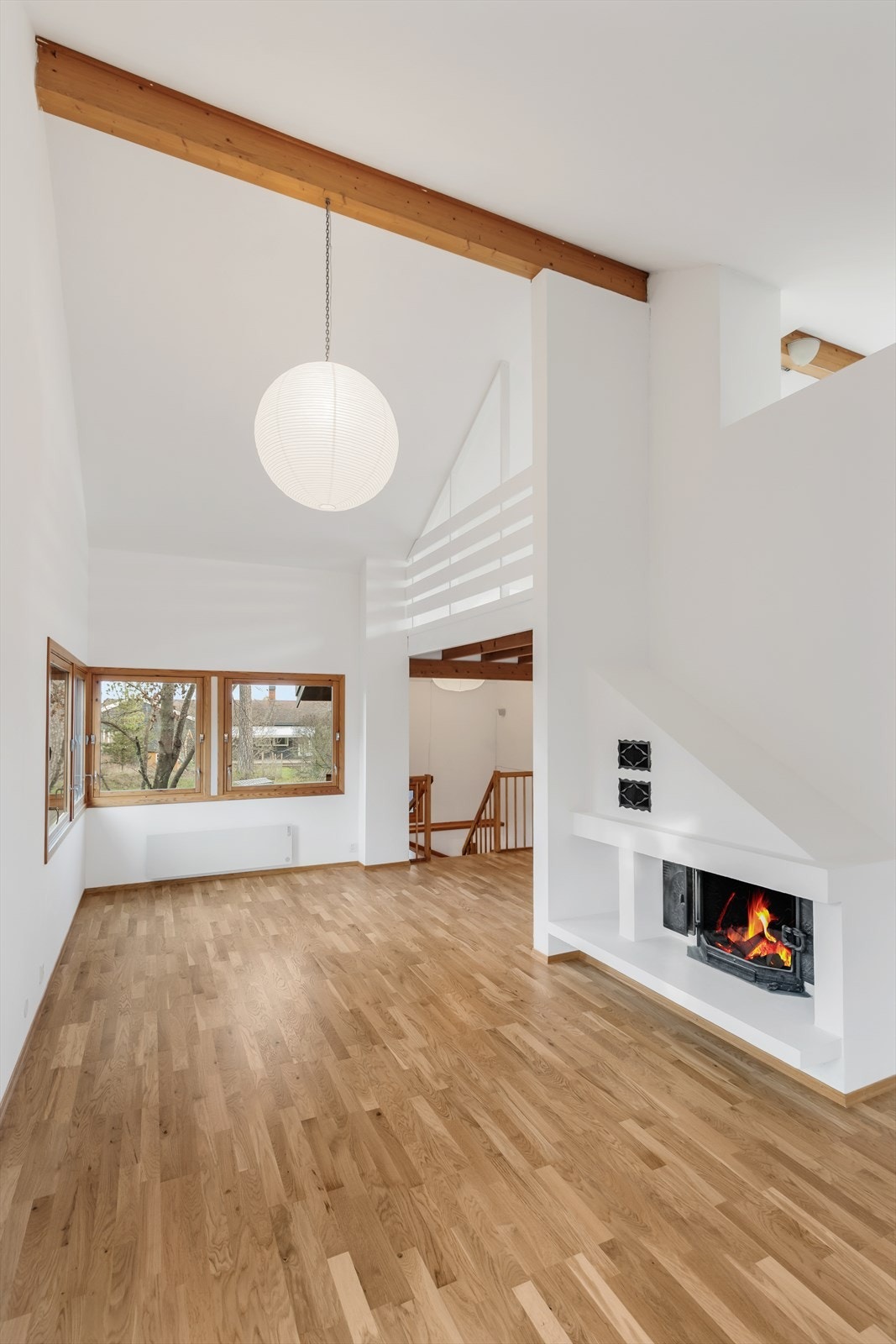 Stor og lys stue med flere møbleringsmuligheter. Her er det god plass til blant annet sittegrupper og TV-område. I stuen er det en innebygd peisovn for ekstra varme og hygge på kjølige dager. Galleribilde