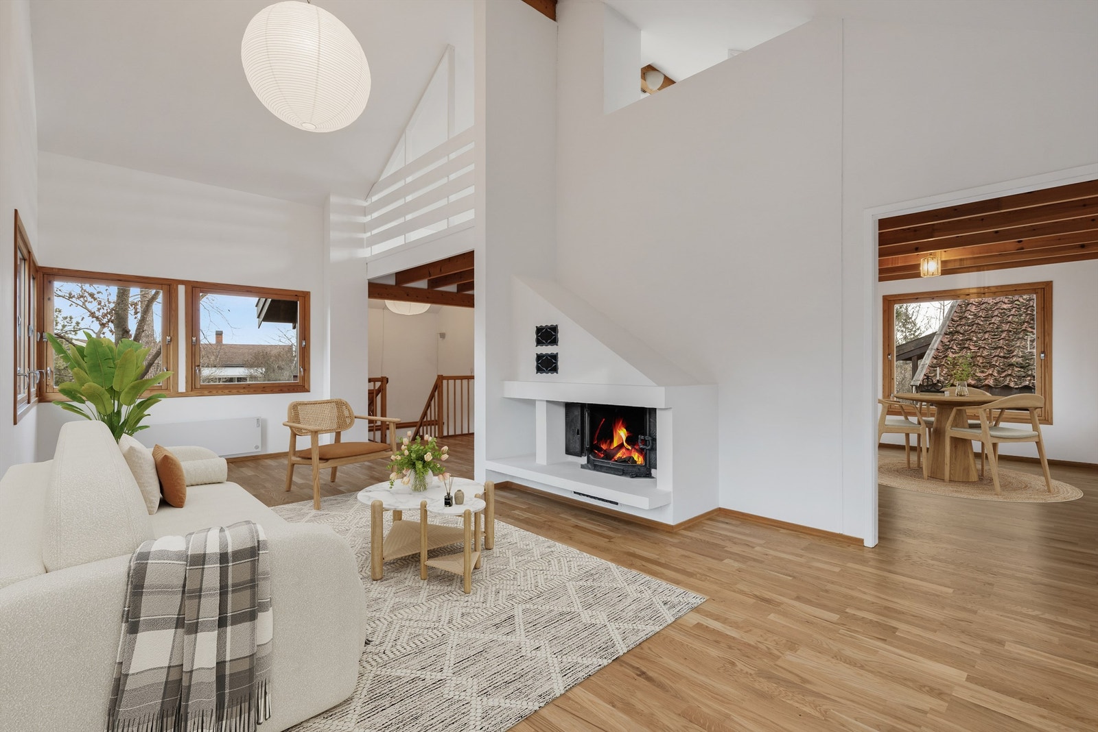 Stor og lys stue med flere møbleringsmuligheter. Her er det god plass til blant annet sittegrupper og TV-område. I stuen er det en innebygd peisovn for ekstra varme og hygge på kjølige dager. Galleribilde