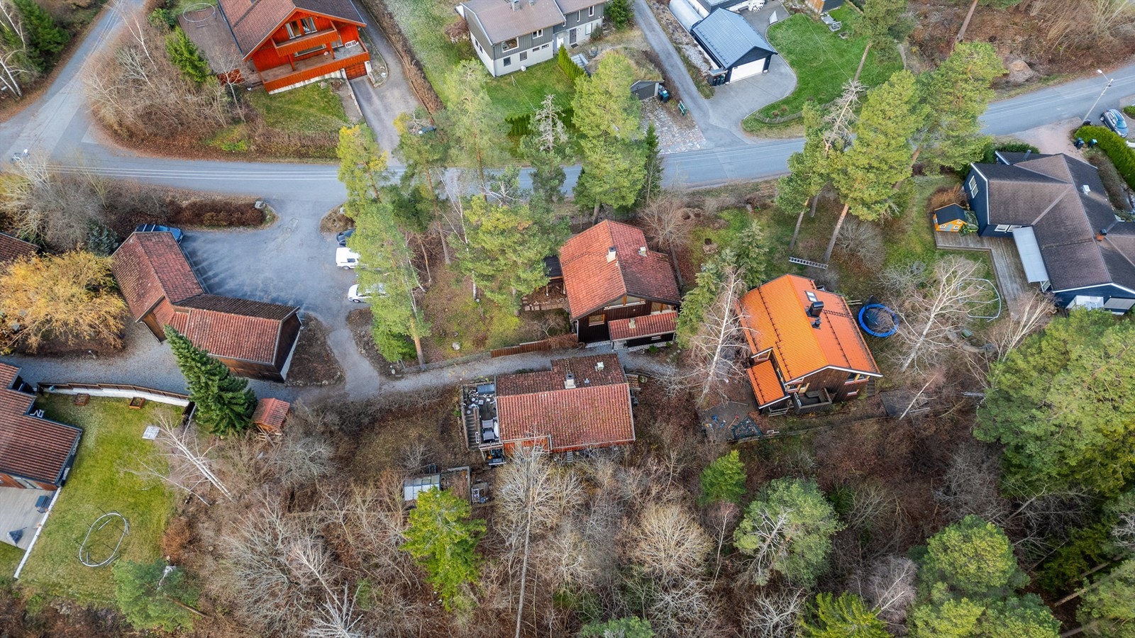 Ellers er det ca. 15 min kjøretur til Asker sentrum med alle forretningstilbud, samt flere kaféer, spisesteder, kino, kulturhus m.m. Asker sentrum kan også tilby rike shopping muligheter både inne på Trekanten senter og ute i gågatene. Galleribilde