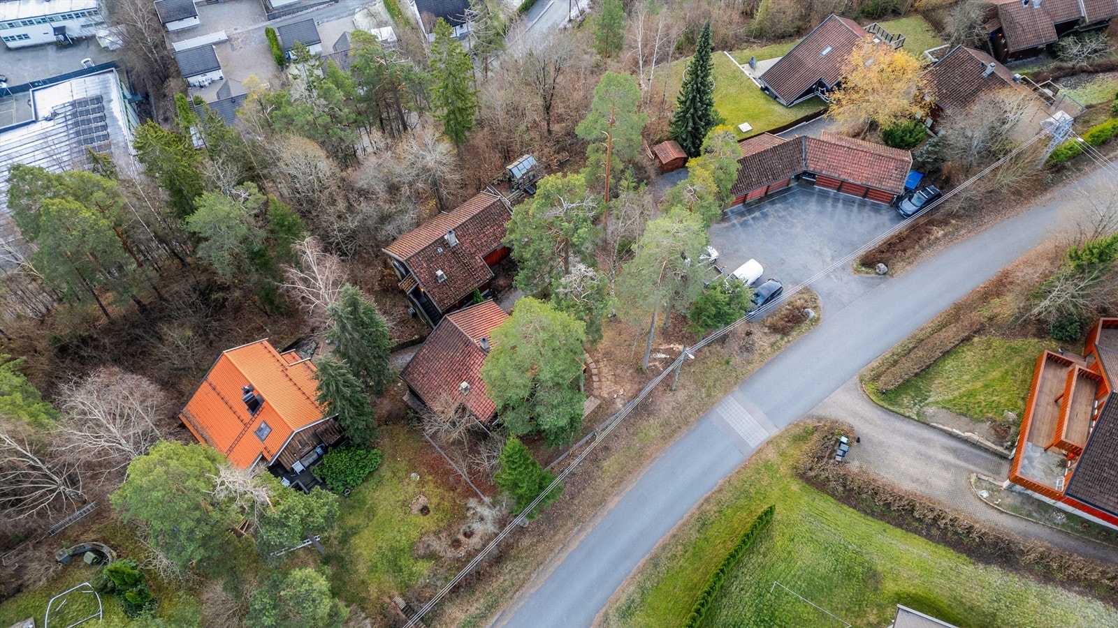 Det er fine tur- og rekreasjonsmuligheter sommer som vinter. Lysløyper og skiløyper ligger i nærområdet. Kort vei til fjorden og populære Sjøstrand som er et yndet badested for familier. Galleribilde