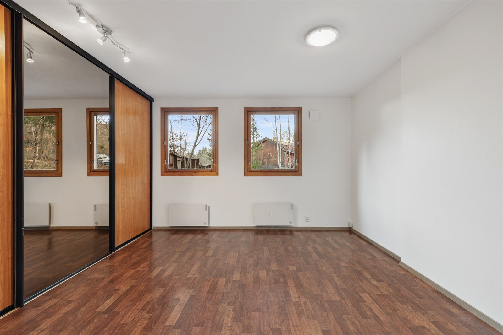 Boligen har tre soverom. Hovedsoverommet er av god størrelse med plass til dobbeltseng og har en stor, integrert skyvedørsgarderobe. Galleribilde