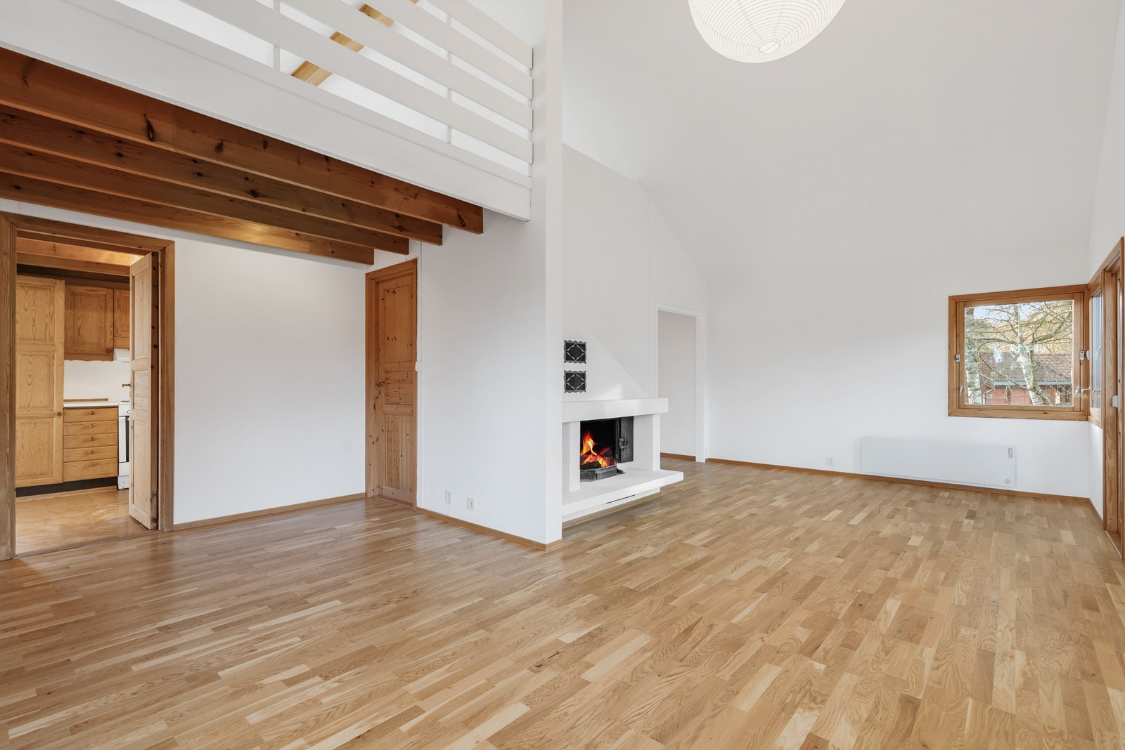 Stor og lys stue med flere møbleringsmuligheter. Her er det god plass til blant annet sittegrupper og TV-område. I stuen er det en innebygd peisovn for ekstra varme og hygge på kjølige dager. Galleribilde