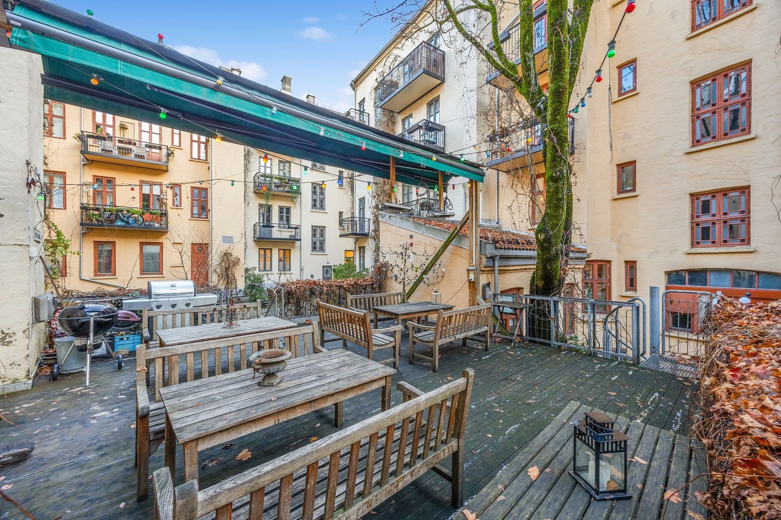 Felles terrasse med sittegrupper og grill Galleribilde
