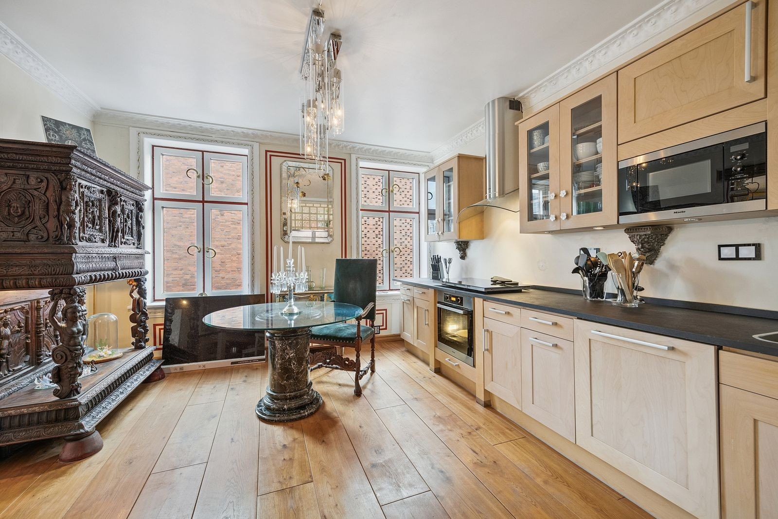 Romslig kjøkken med integrerte hvitevarer Galleribilde