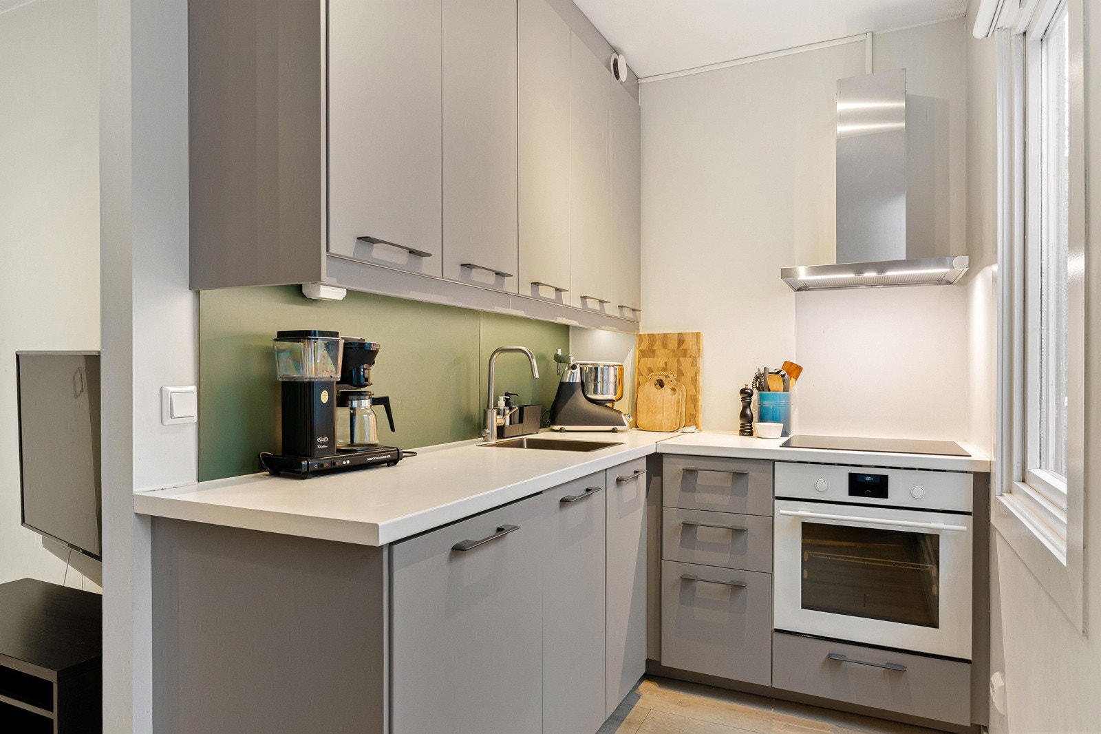 Kjøkkenet fikk ny innredning i 2018 bestående av glatte fronter og lyse benkeplater Galleribilde