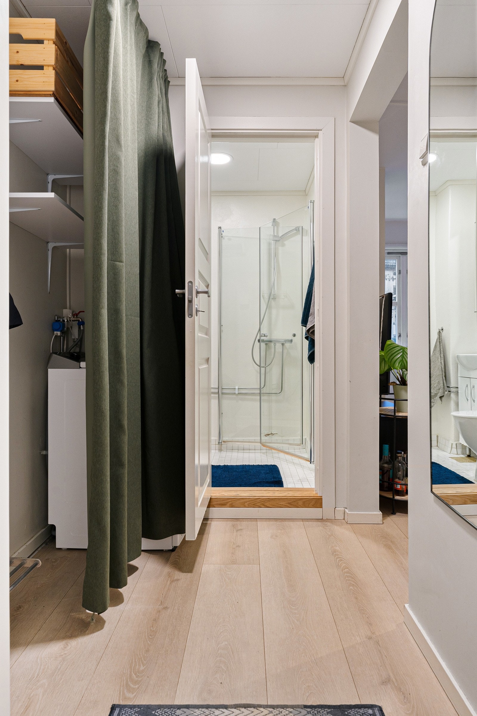 Forbi inngangsdøren kommer man inn til en lys entré, med plass til oppbevaringsløsninger for yttertøy og sko. Galleribilde