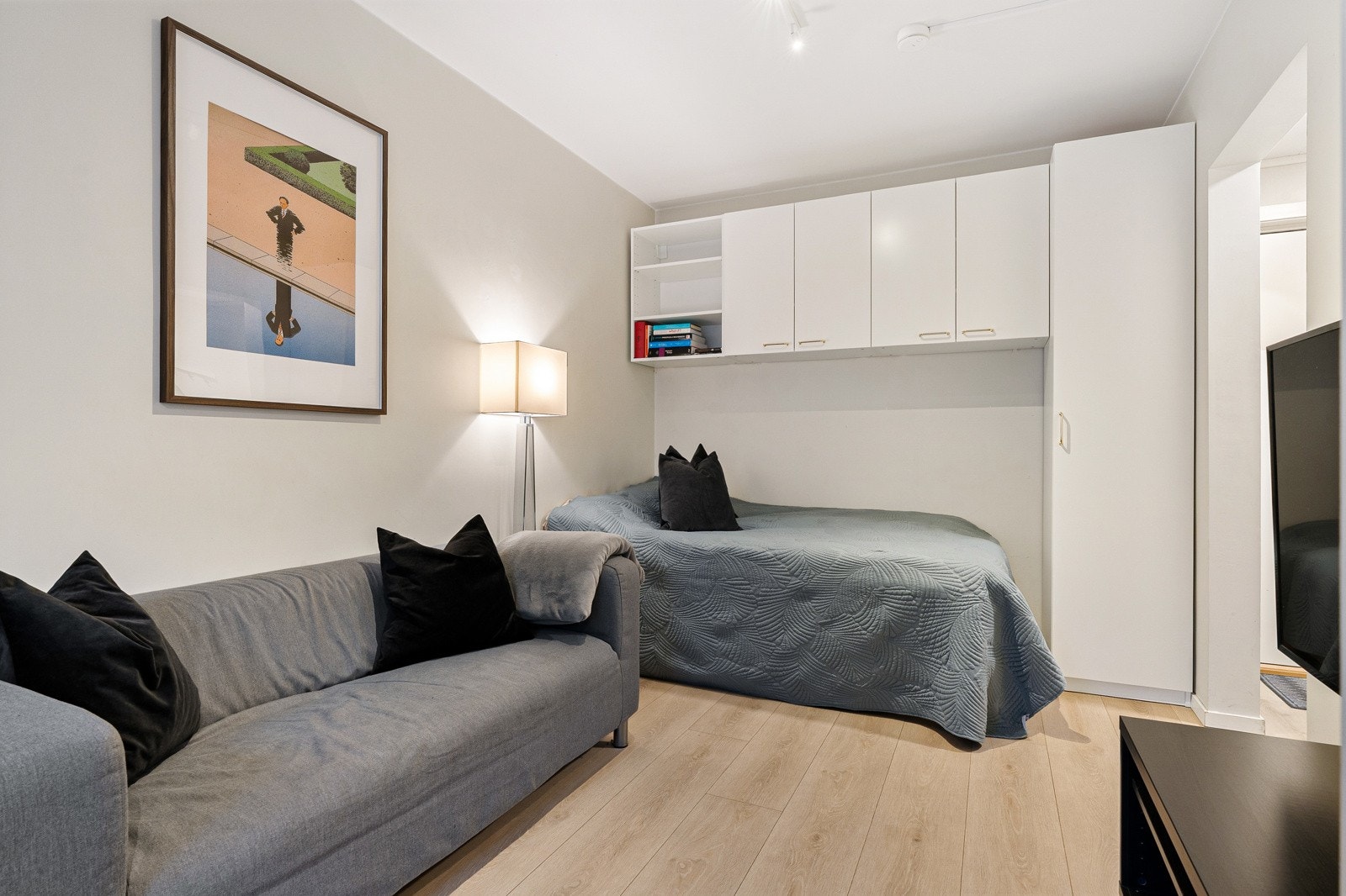 Langs den ene veggen er det gode oppbevaringsløsninger i plassbesparende vegghengte skap. Galleribilde