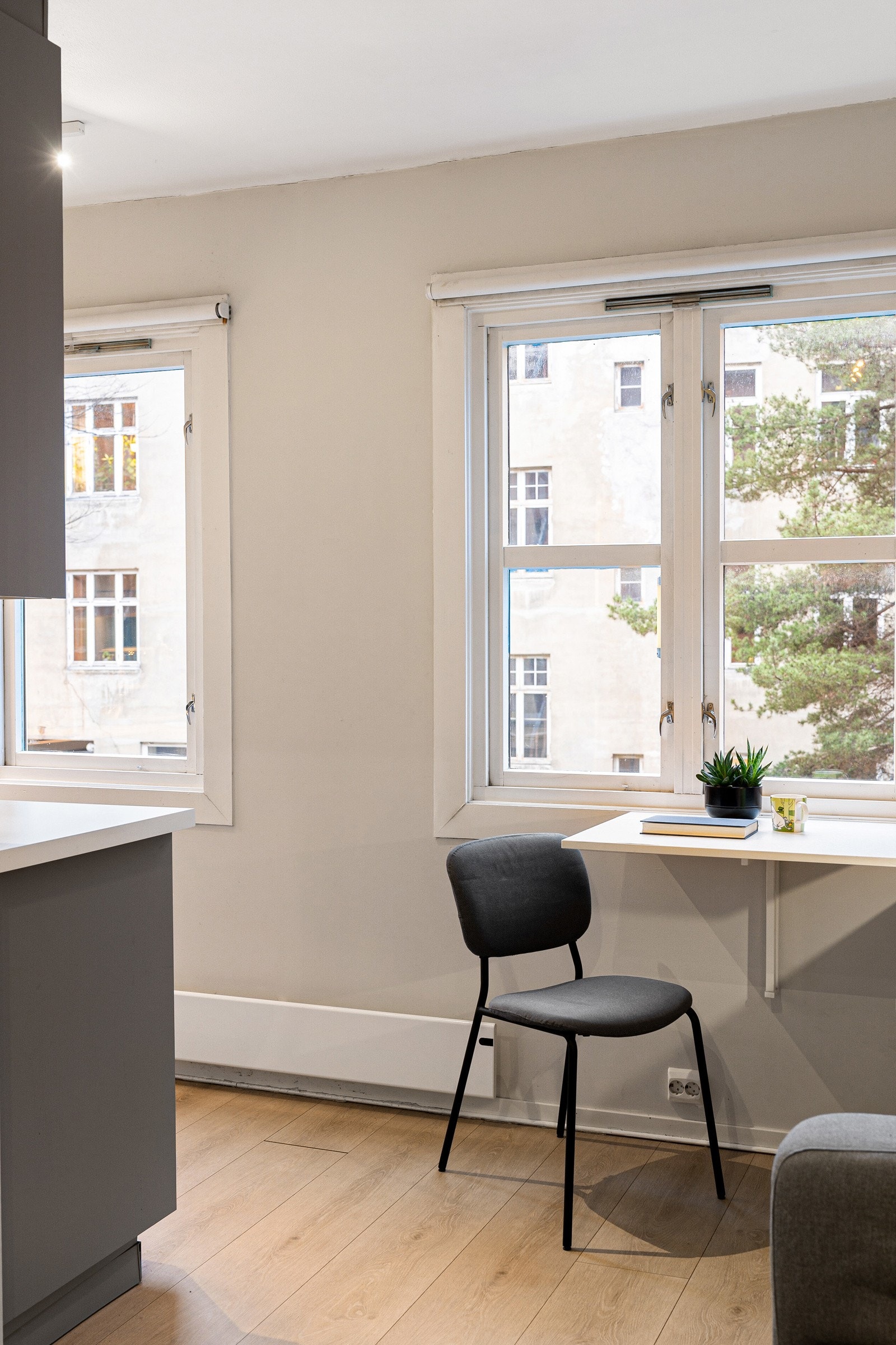 Store klassiske vinduer tilfører rommet rikelig med lysinnslipp, og vender ut mot borettslagets rolige bakgård. Galleribilde