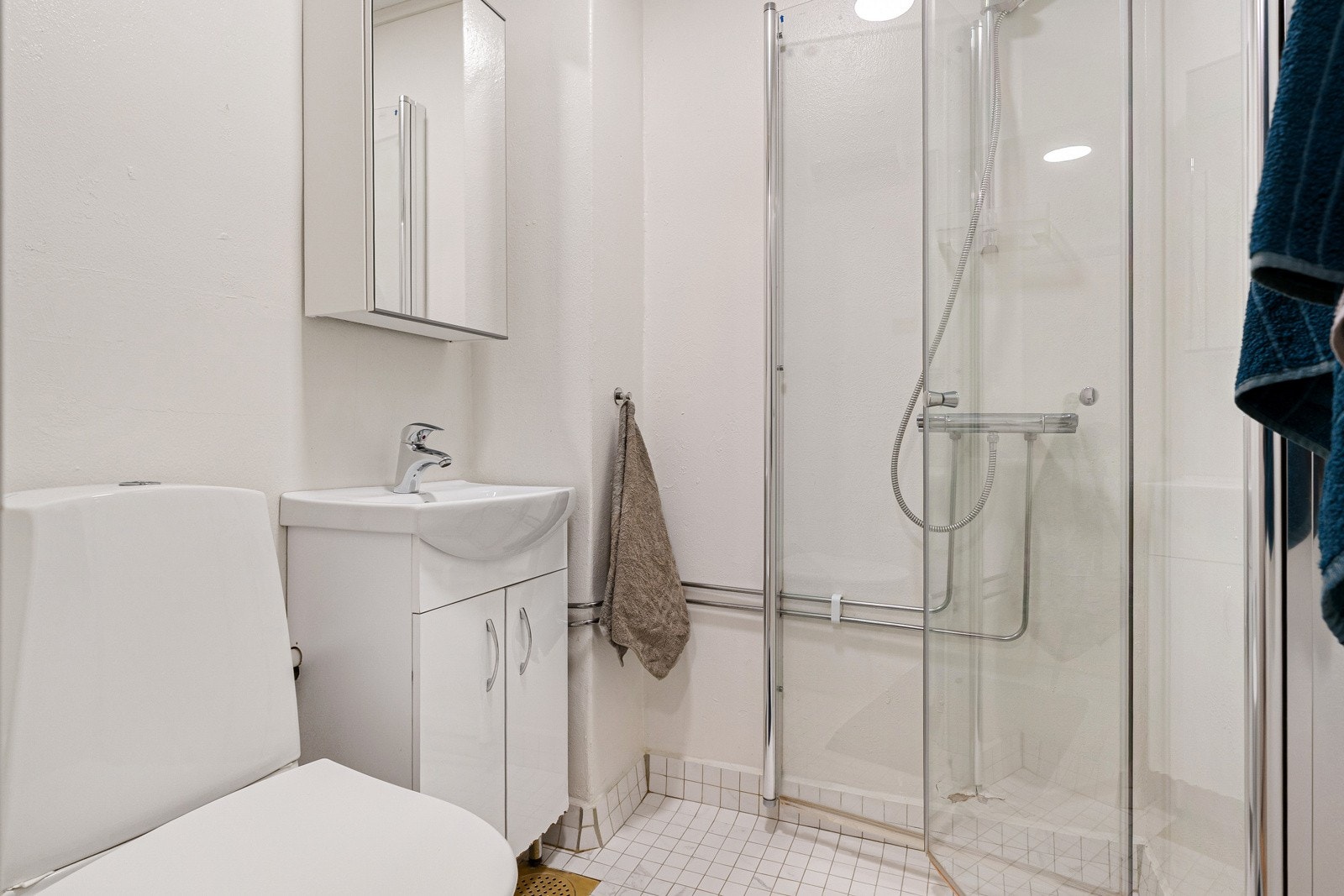 Badet har flislagt gulv og malte murflater på veggene fra 2018. Galleribilde