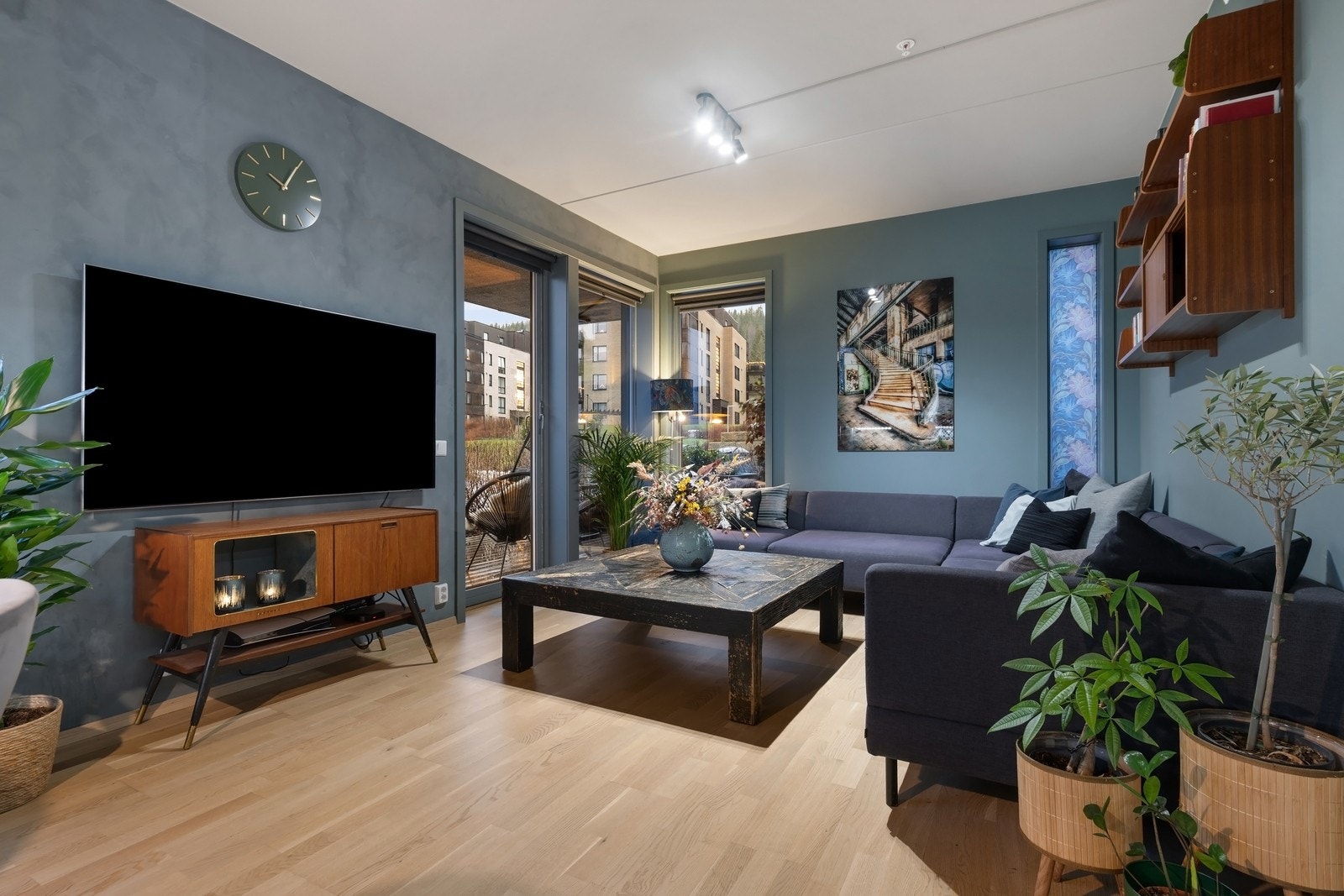 Store vindusflater gir rikelig med naturlig lys. Galleribilde