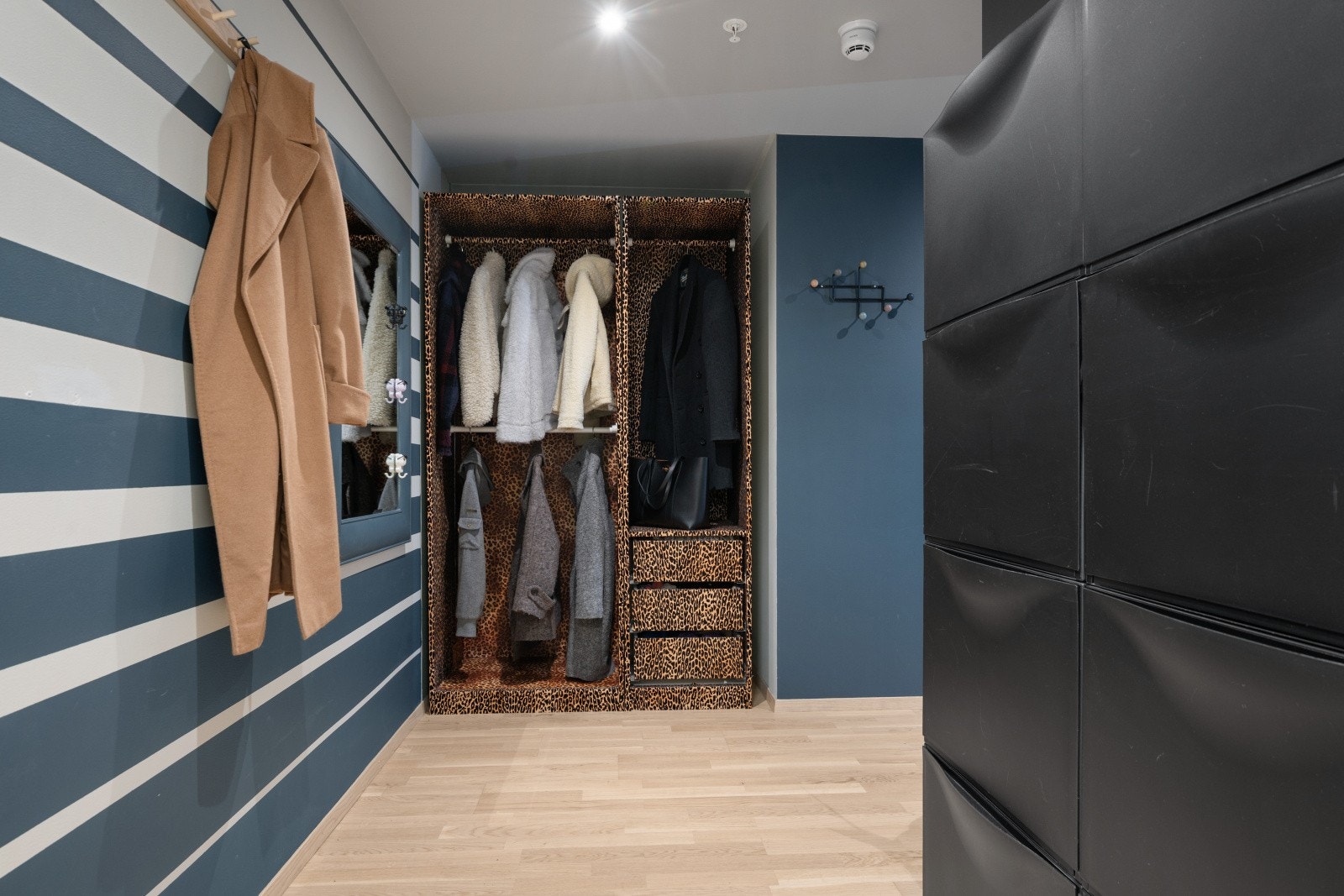 God plass til skoskap og knagger til å henge fra seg yttertøyet. Galleribilde