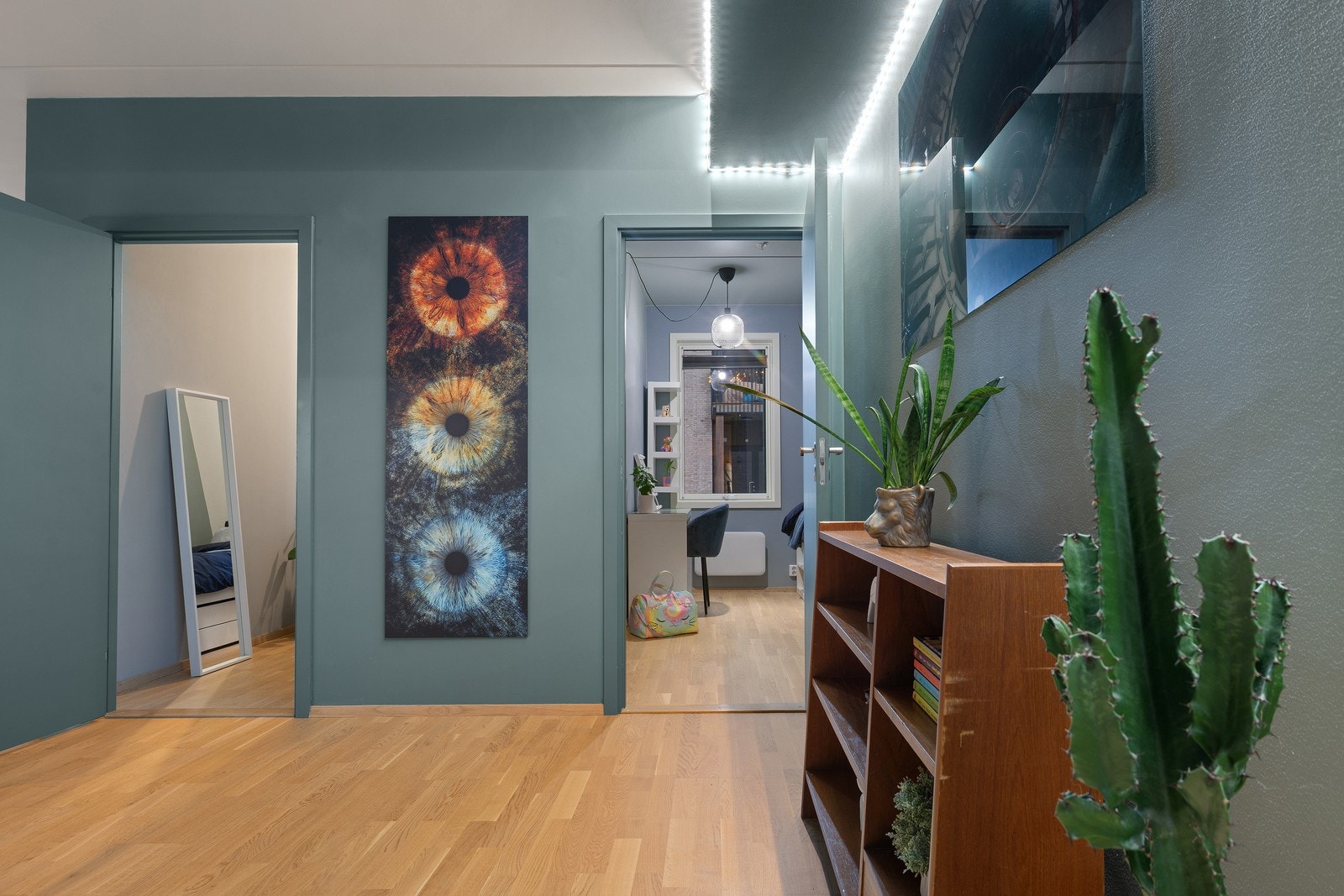 Det er totalt 3 soverom i leiligheten. Hovedsoverommet har eget bad. Galleribilde