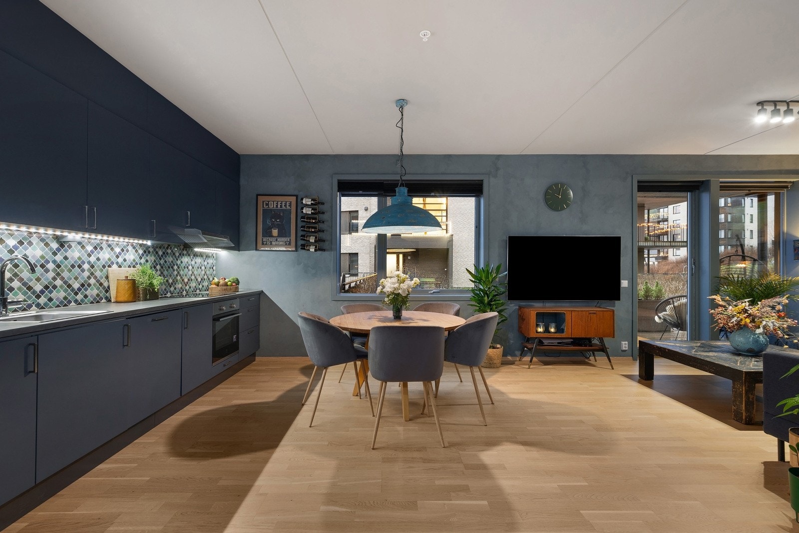 Det er god plass til spisestueløsning. Invitér venner og familie til gode måltider. Galleribilde