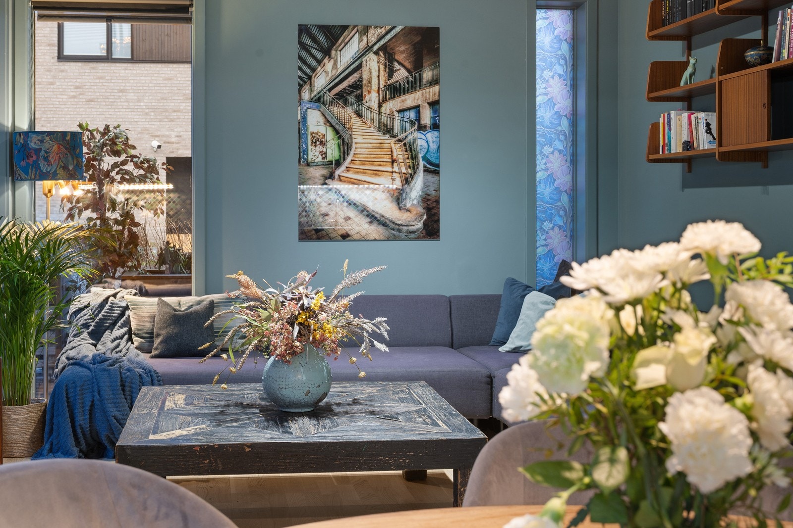 Plass til romslig hjørnesofa gir komfortabel sitteplass for flere personer. Galleribilde