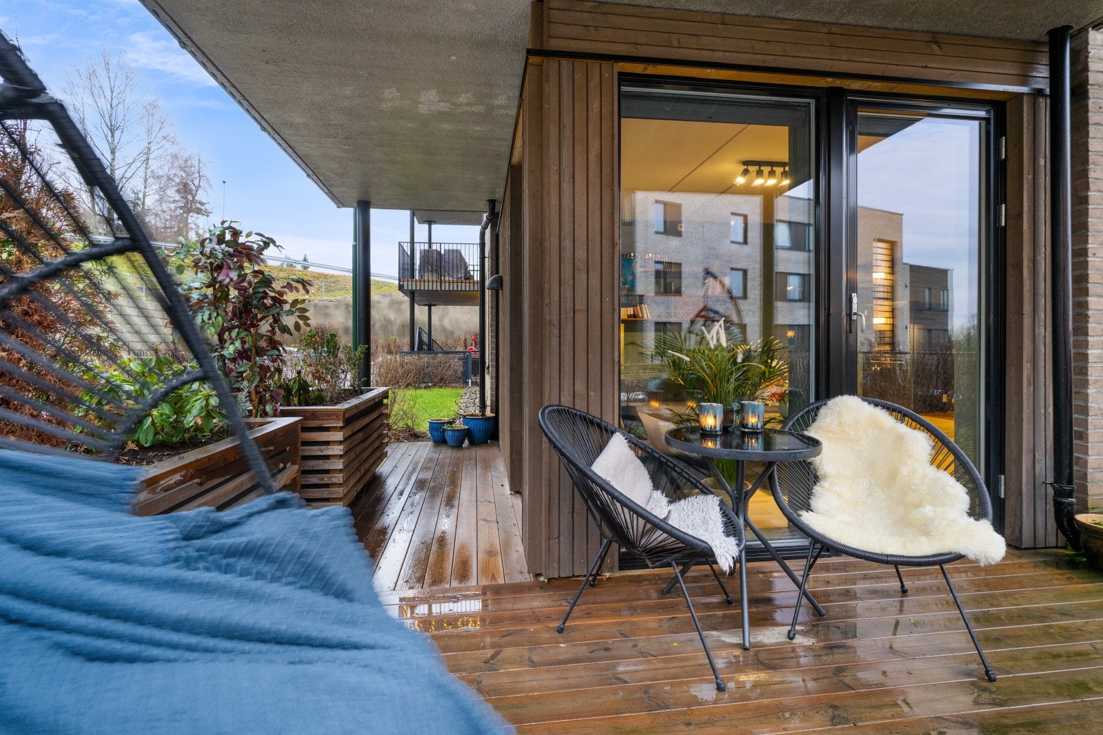 Fra terrassen er det direkte tilgang til grøntområde. Terrassen kan møbleres i flere soner. Inviter til grillmiddager til sommeren. Galleribilde