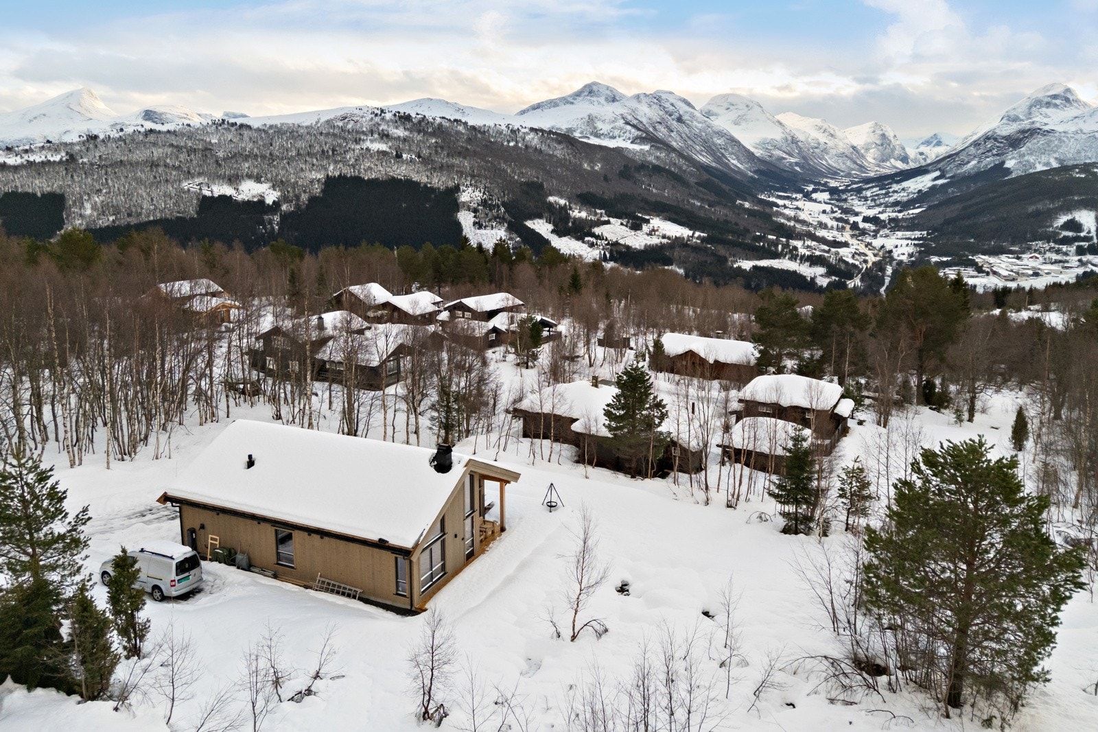 Hytten har flott utsikt mot Strandadalen og fjella rundt. Galleribilde